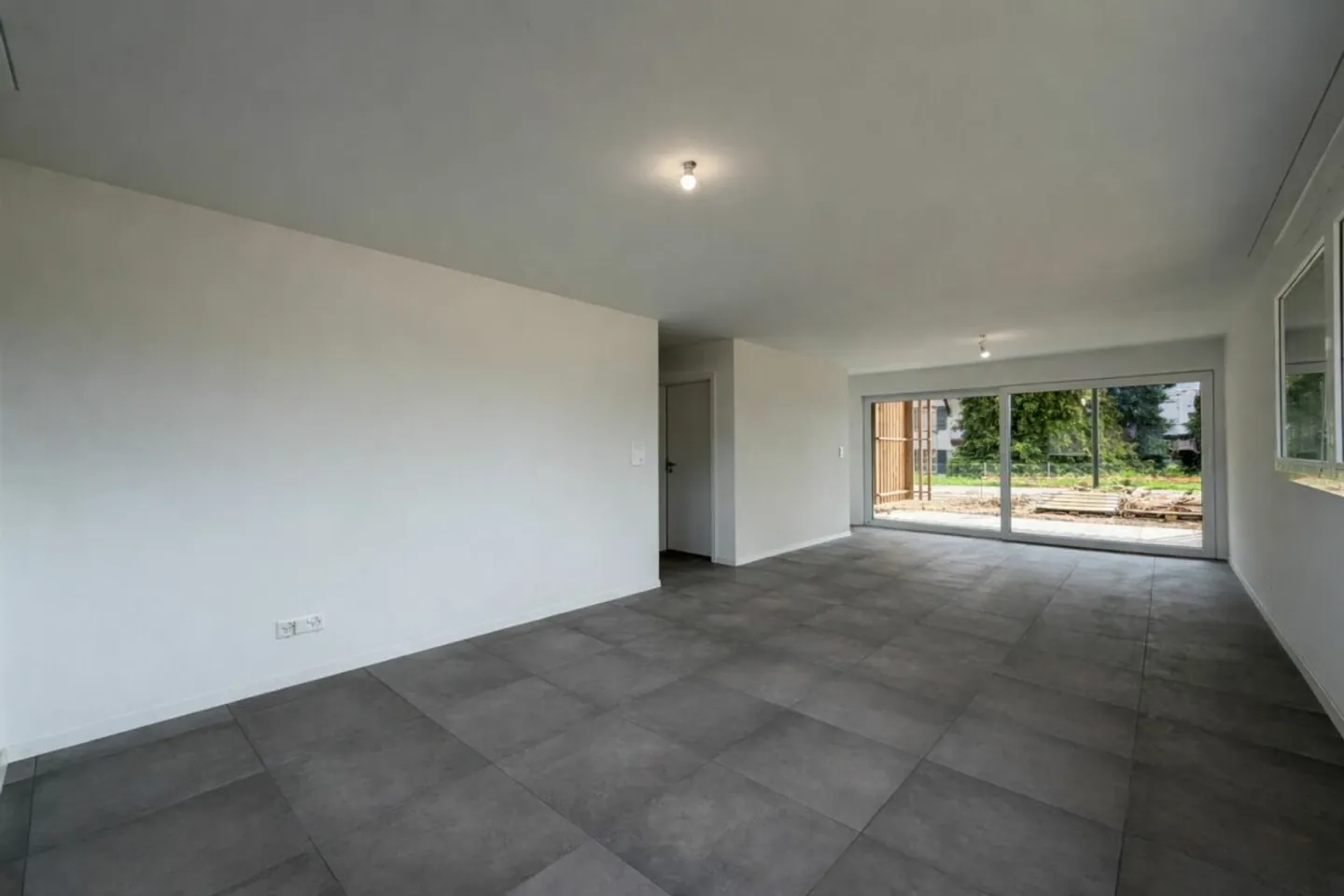 LIMITED OFFER 1 MONTH RENT FREE! 3.5-room apartment on the ground floor in Siselen - Photo 3 of 9