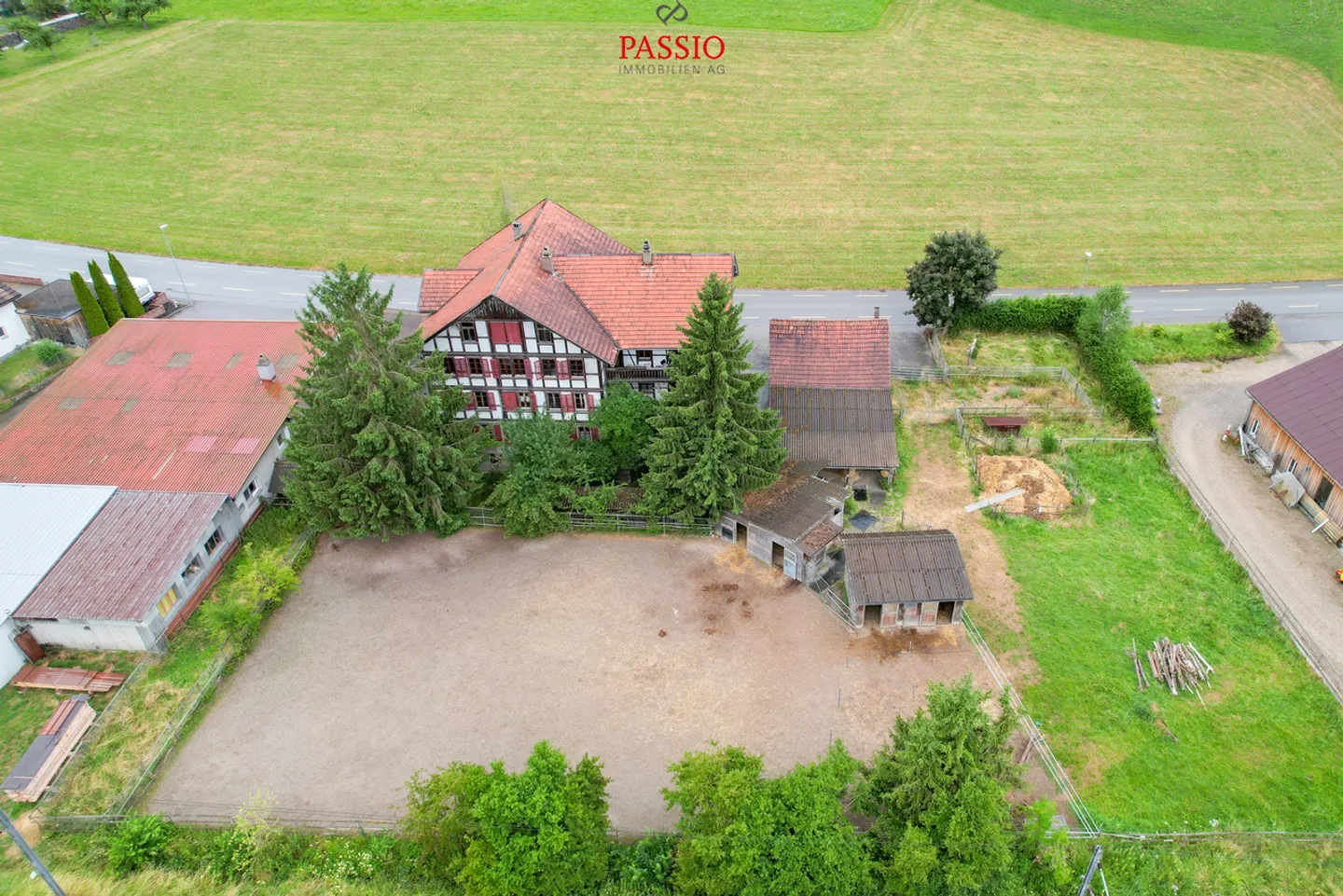 Profitable multi-family house with 4 horse boxes and development potential - Photo 2 of 31