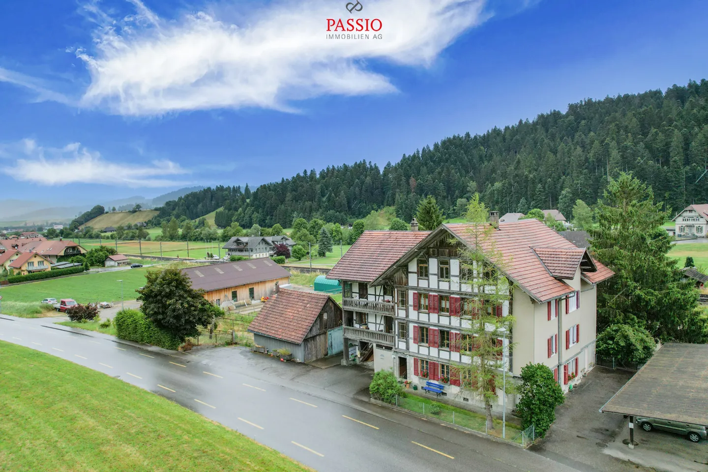 Profitable multi-family house with 4 horse boxes and development potential - Photo 3 of 31