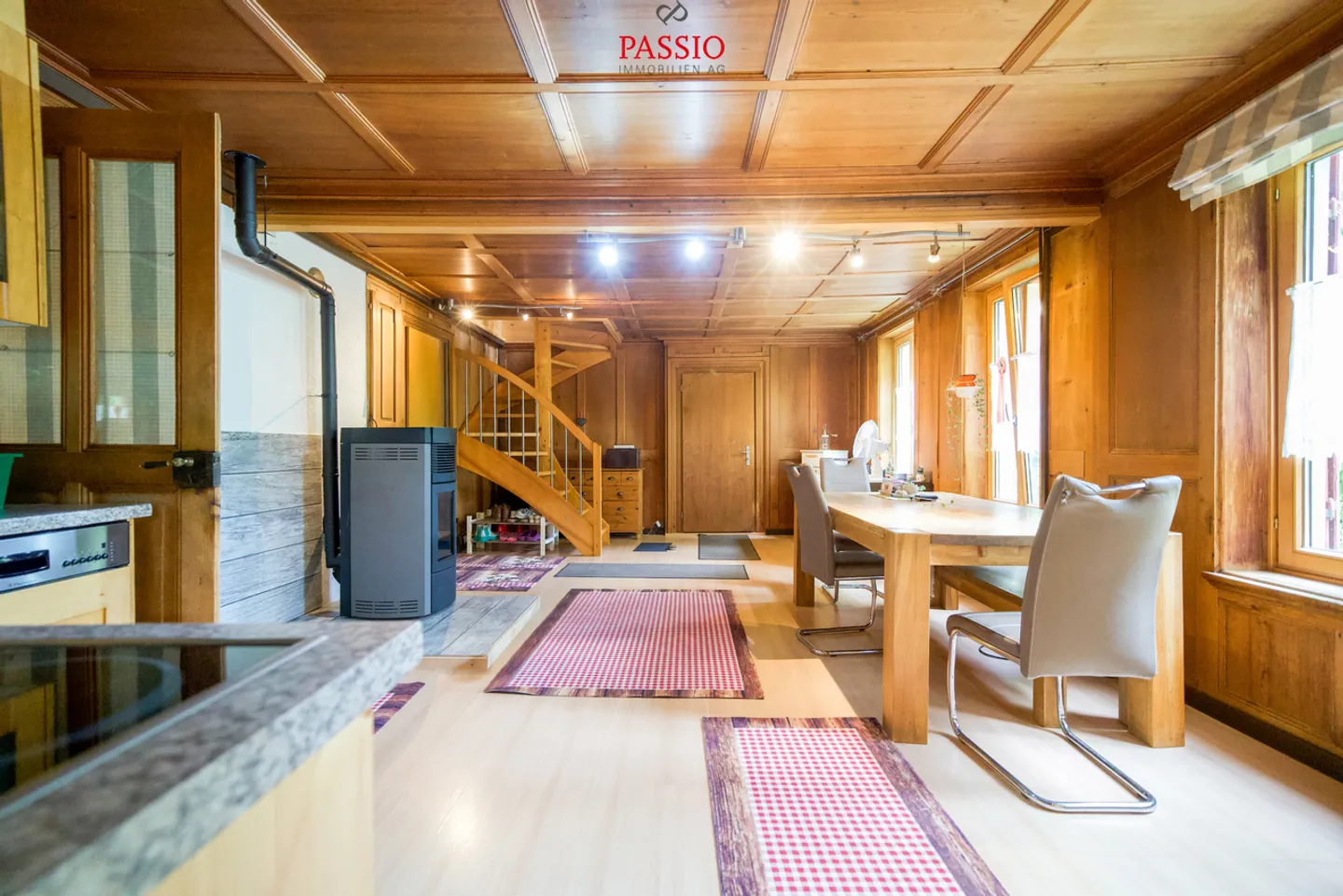 Profitable multi-family house with 4 horse boxes and development potential - Photo 7 of 31