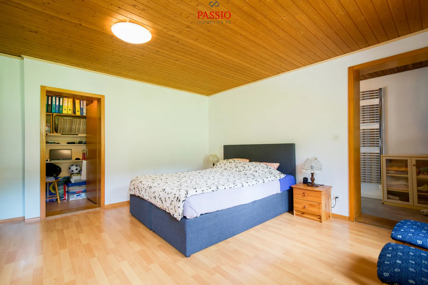 Profitable multi-family house with 4 horse boxes and development potential - Photo 18 of 31