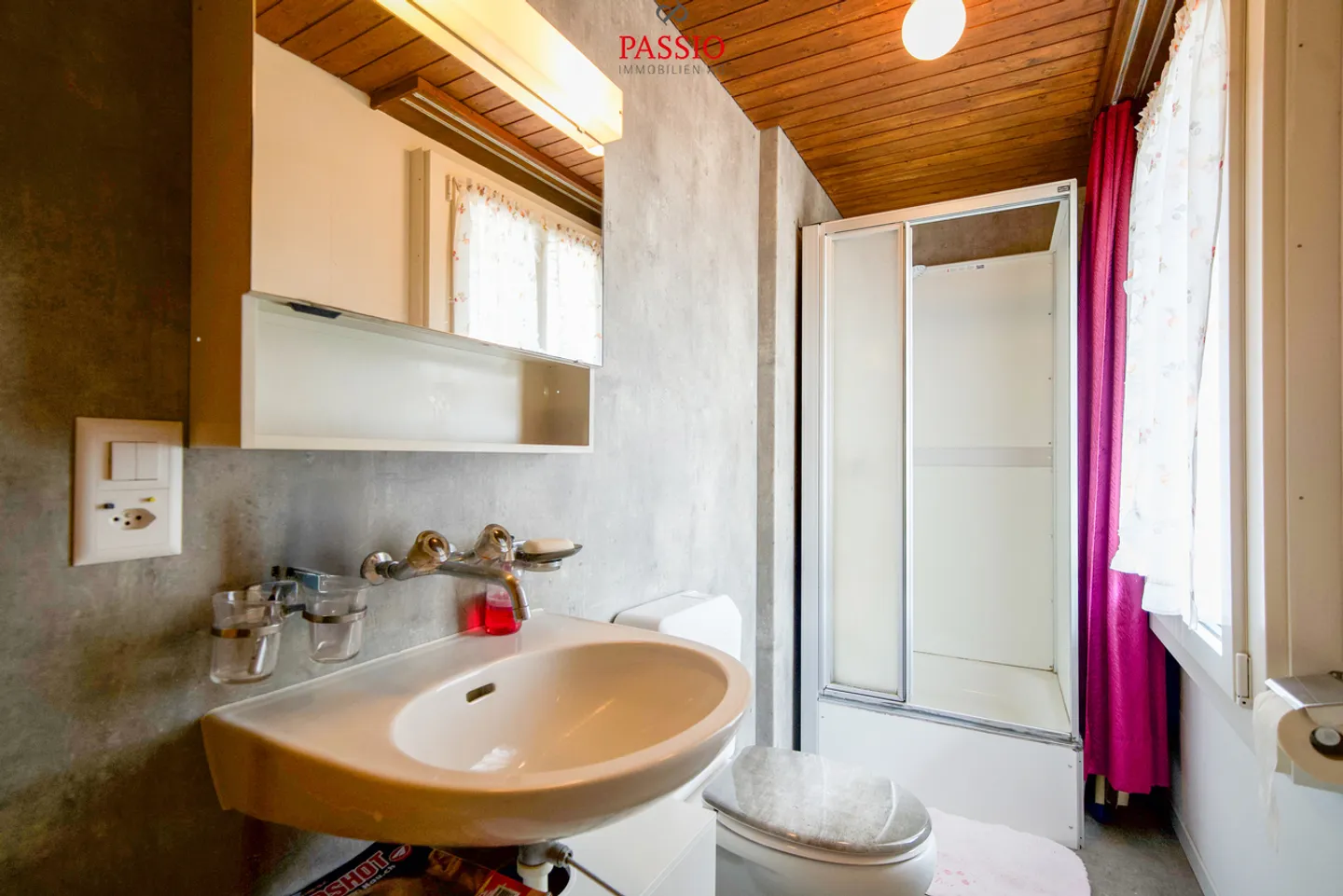 Profitable multi-family house with 4 horse boxes and development potential - Photo 19 of 31