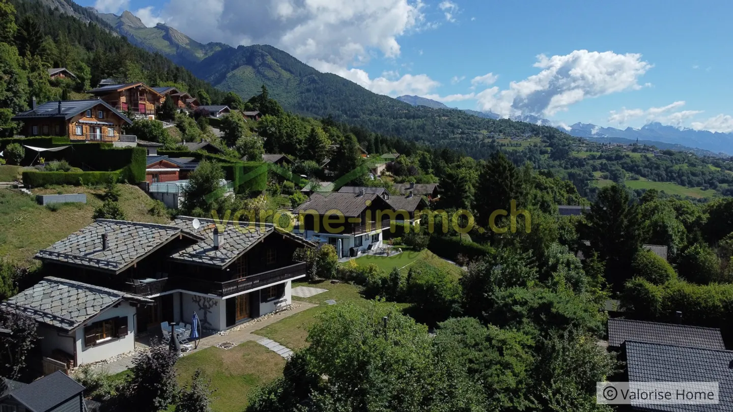 À vendre - Charmant chalet de 6 pièces avec piscine à Savièse - Photo 1 sur 13