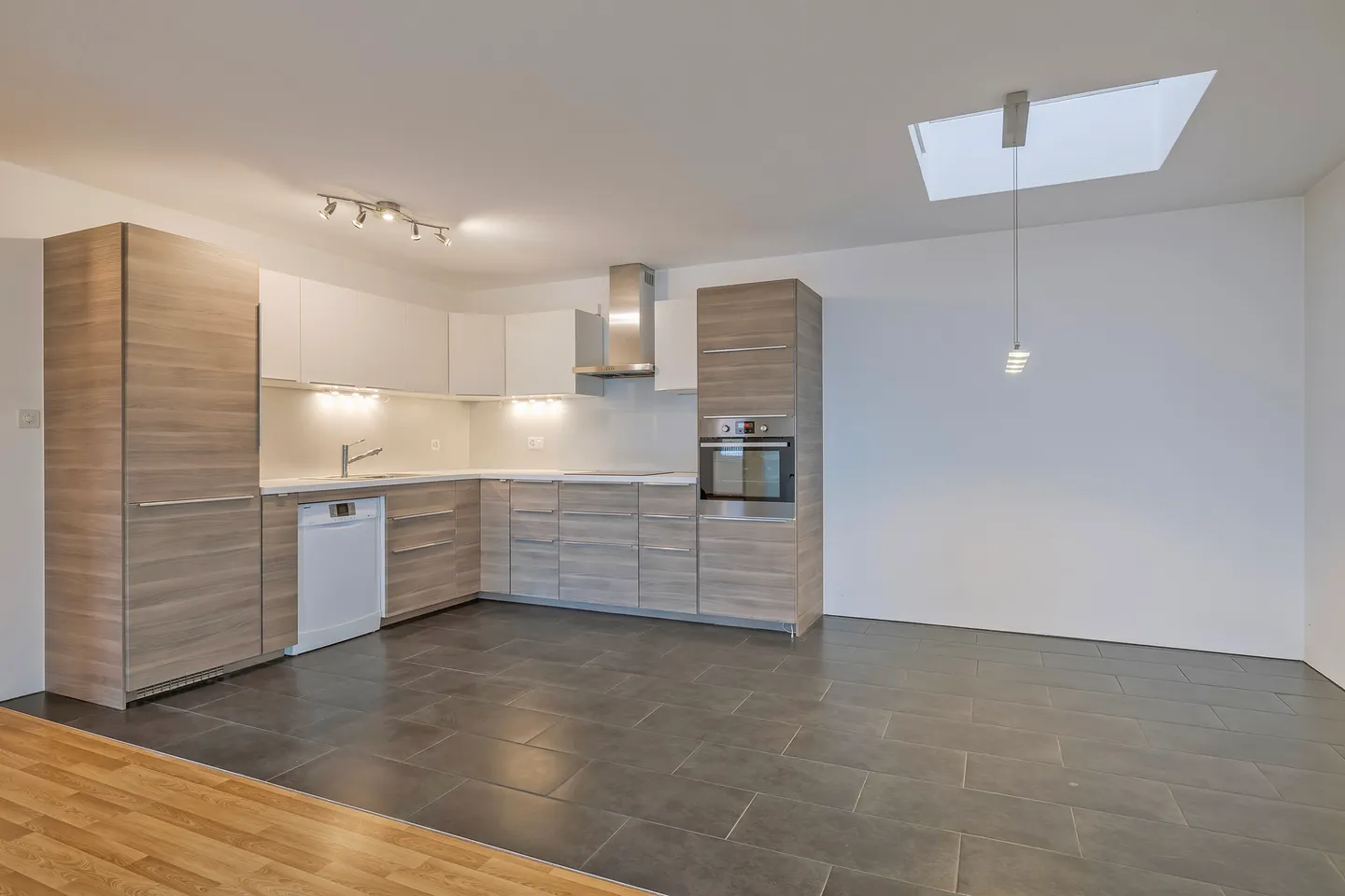 Attractive Villa with Guest Apartment - Photo 3 of 4