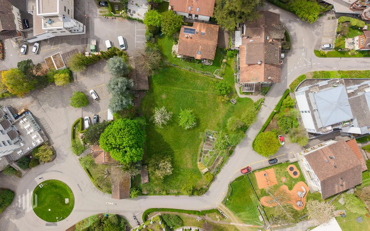 ImmoWyss - Building plot in hotel zone HC with separate 2-family house - Photo 11 of 12