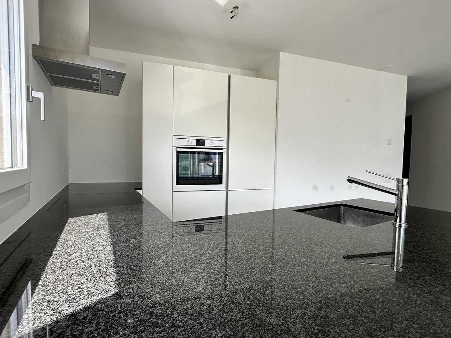 MODERNE ET SPACIEUX 4.5 PIÈCES AVEC TERRASSE SUR LE TOIT VUE SUR LE LAC À MELIDE - Photo 1 sur 9