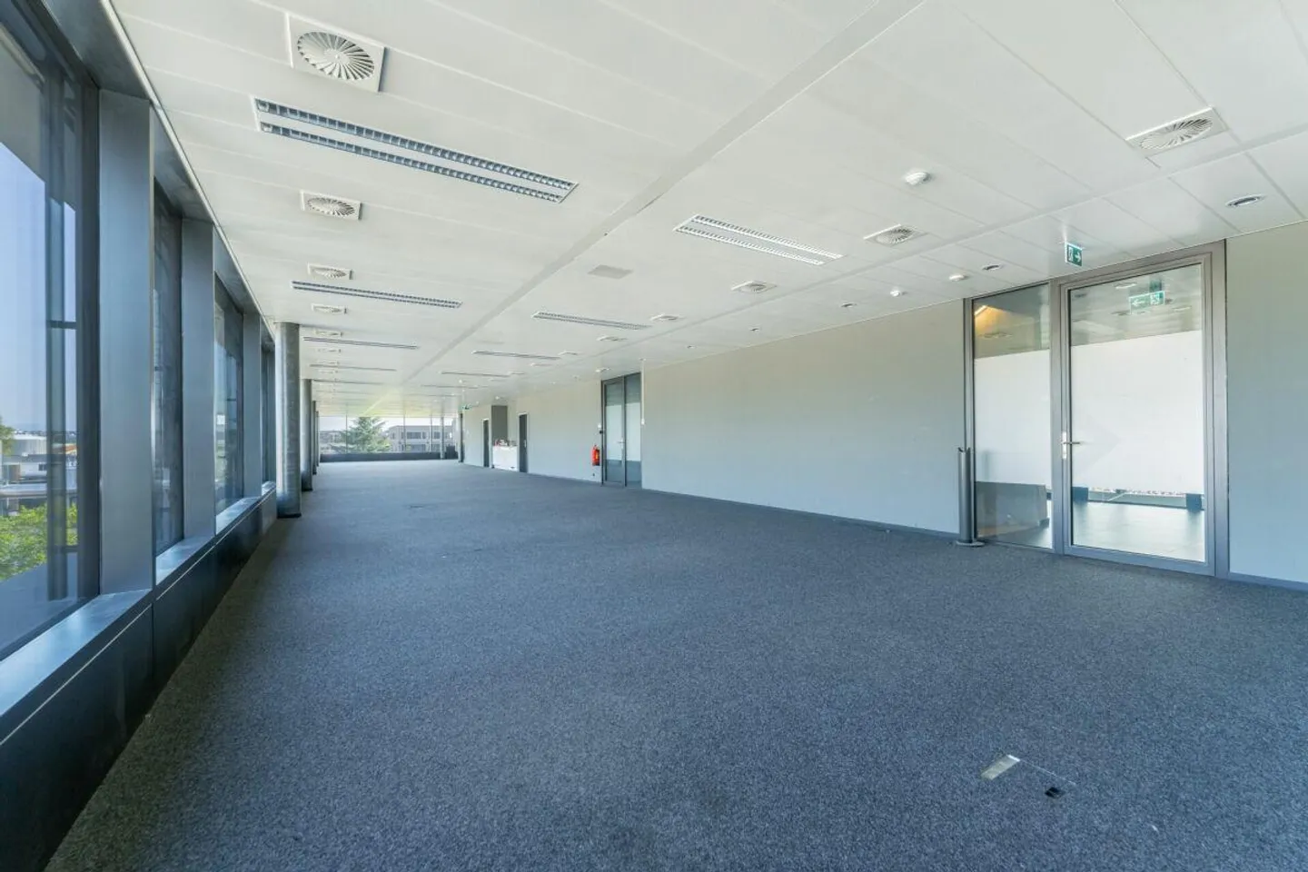 Office space of 975m² - Photo 3 of 7
