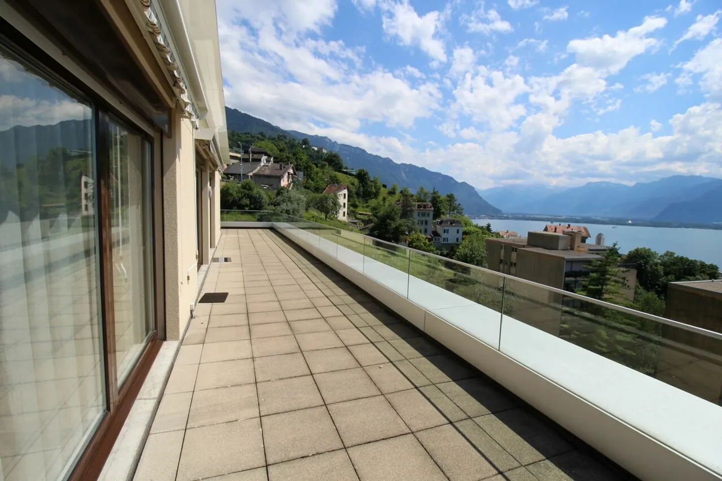 Beautiful penthouse with 200 m2 terrace and stunning view in Montreux - Photo 8 of 9