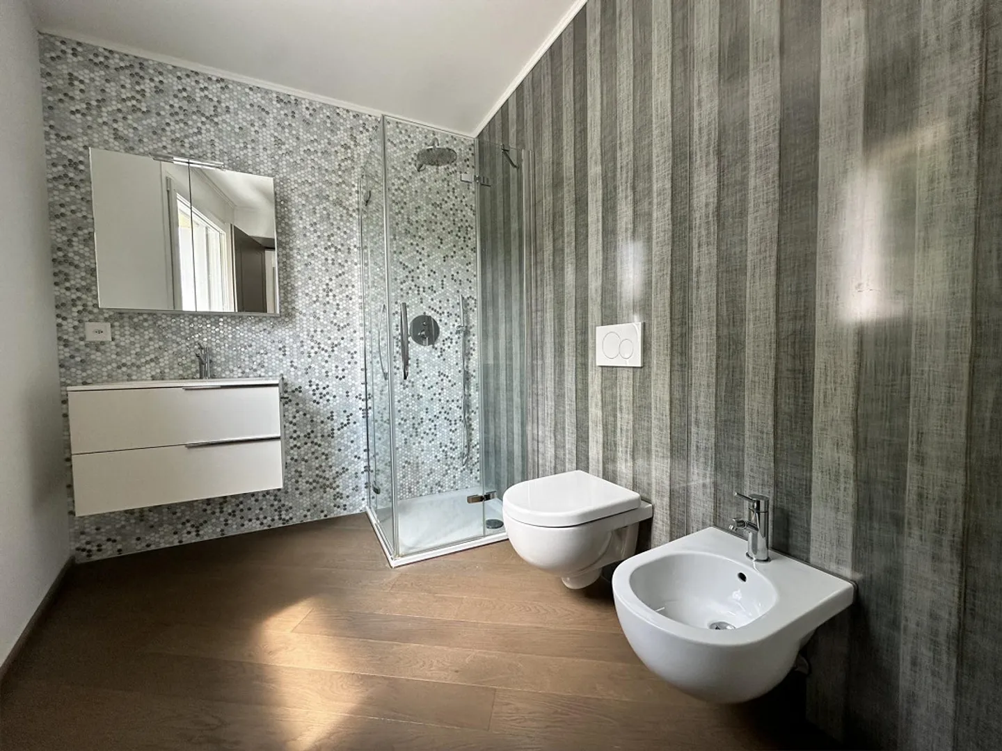 MODERNE ET SPACIEUX 4.5 PIÈCES AVEC TERRASSE SUR LE TOIT VUE SUR LE LAC À MELIDE - Photo 5 sur 9