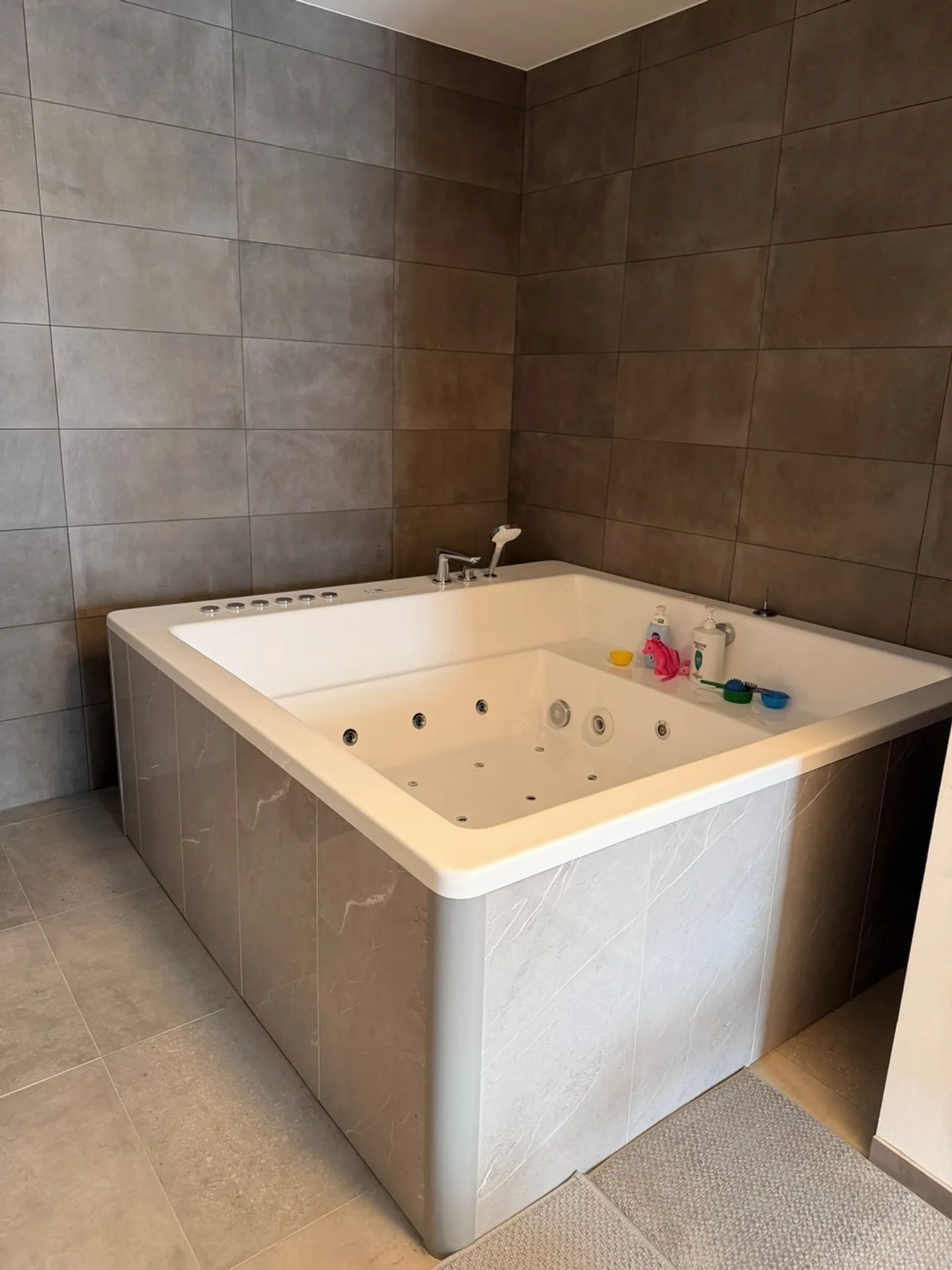 Moderne 5,5 Zimmer - elegantes Minergie-Reihenhaus, im Herzen von Lens - Foto 9 von 11