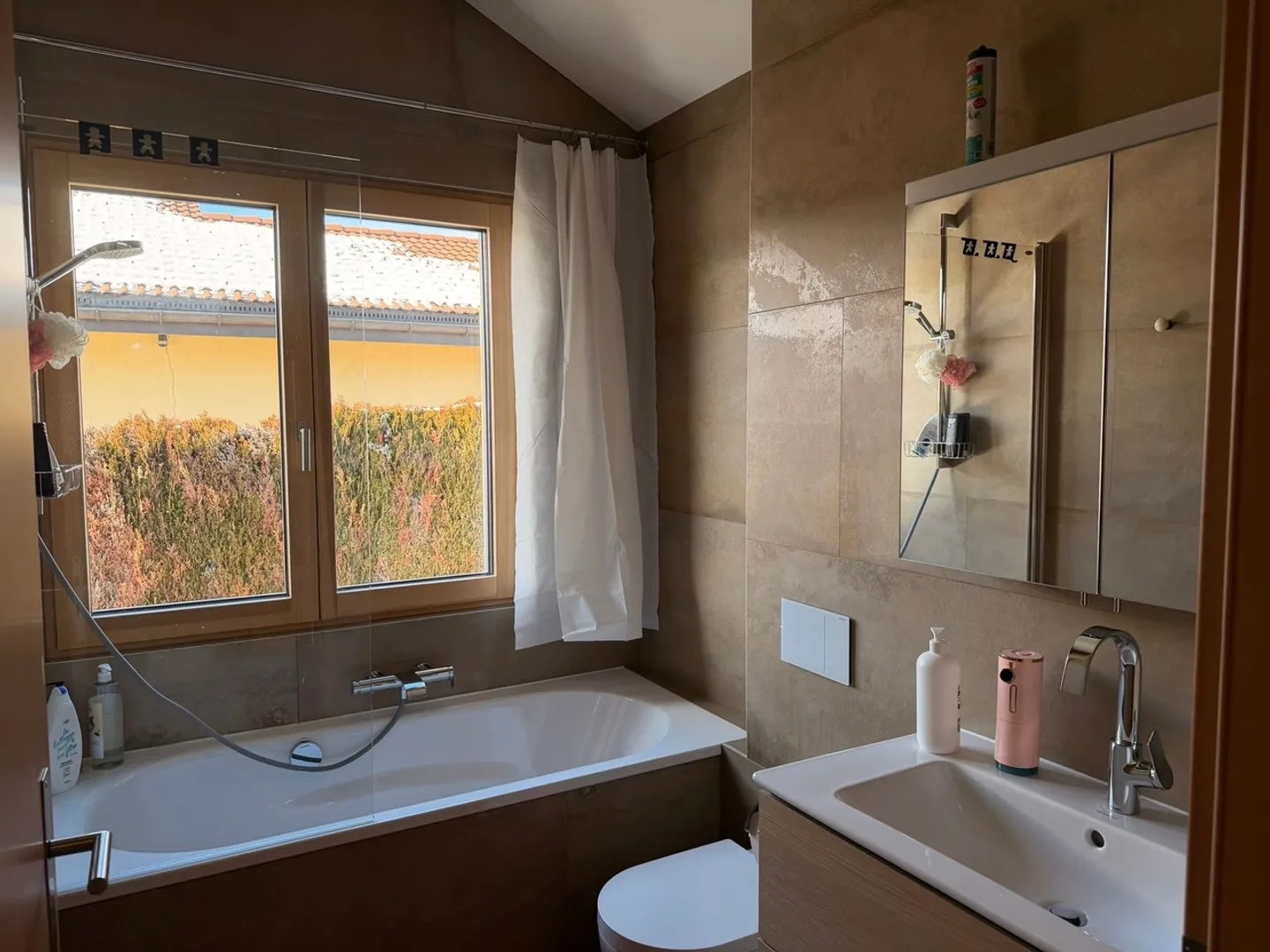 Moderne 5,5 Zimmer - elegantes Minergie-Reihenhaus, im Herzen von Lens - Foto 10 von 11