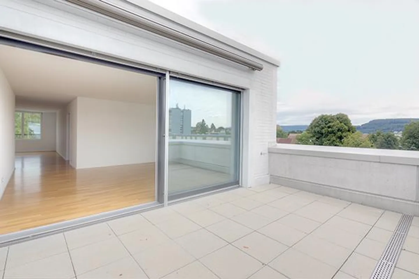 Hochwertige, elegante Wohnung mit grosszügiger Terrasse - Foto 2 von 9