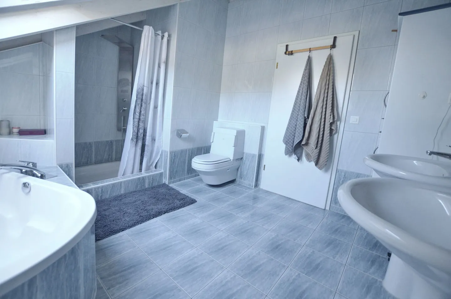 Maison individuelle de 7 1/2 pièces avec appartement de 5 ½ pièces Vivre avec vue - Maison individuelle avec appartement séparé près du lac Hallwil - Photo 8 sur 12