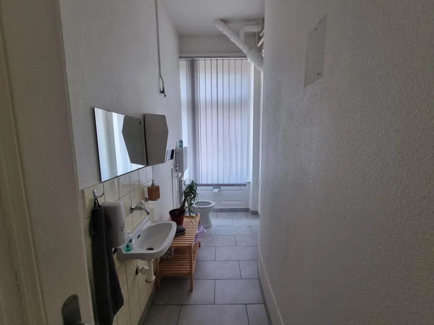 «Zu vermieten - Gewerbefläche von 95 m² mit Aufzug, Schlossblick, Büros und Nebengebäuden» - Foto 8 von 11