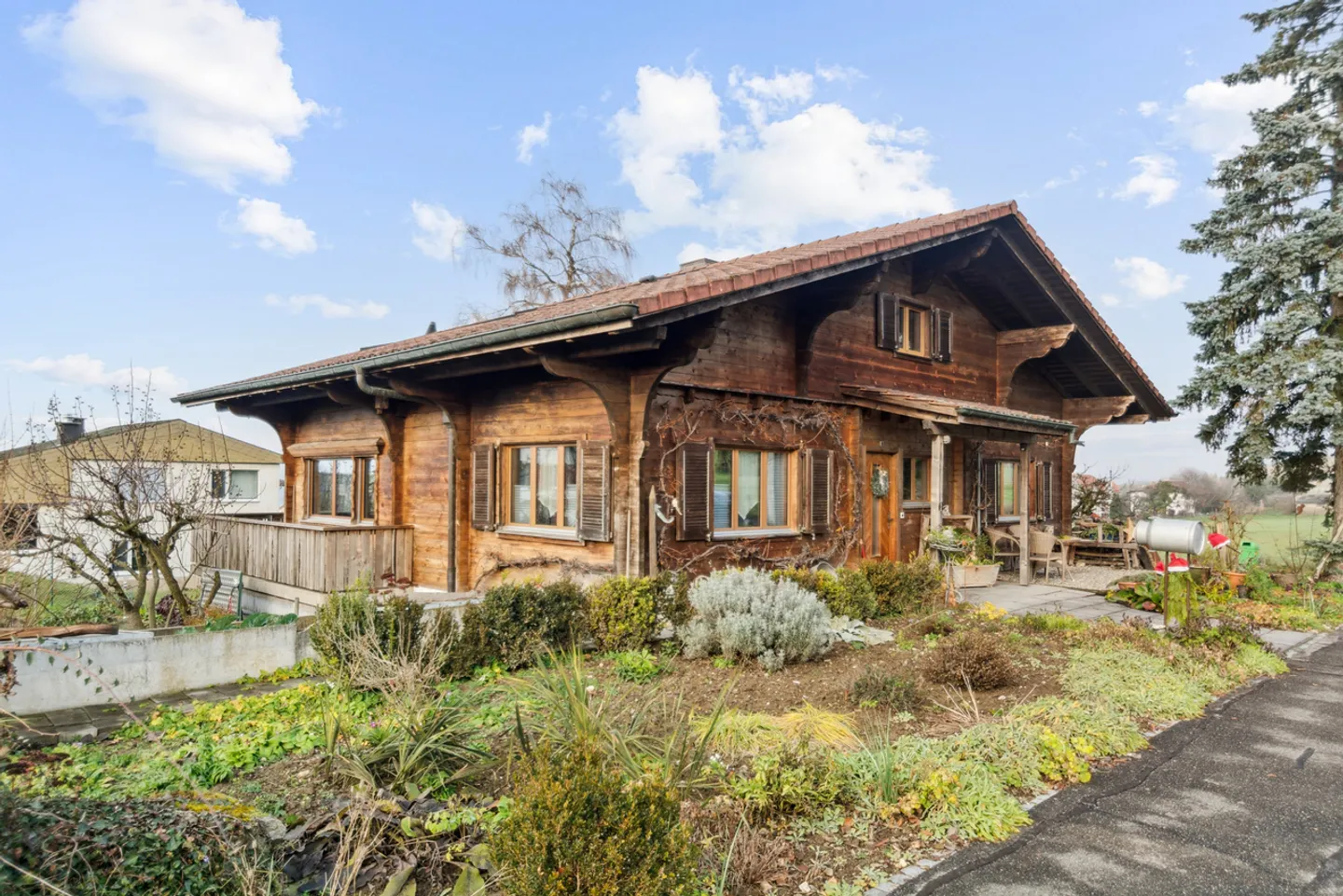 Chalet Charmant avec Grand Jardin - Photo 2 sur 14