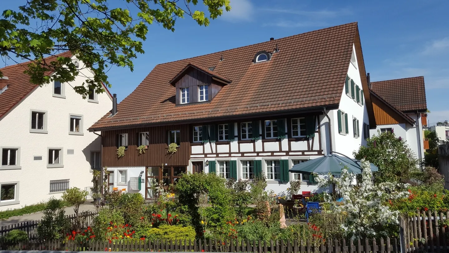 Charmante Appartement en Duplex au Dernier Étage au Cœur de Fällanden - Photo 2 sur 12