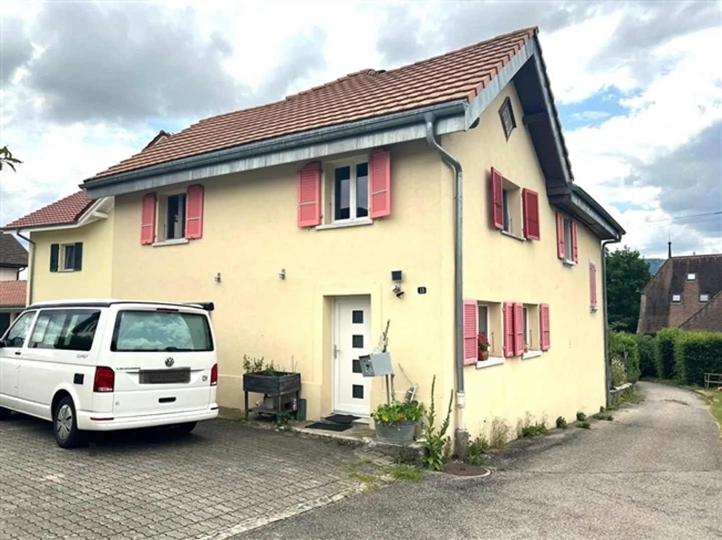 Beautiful house with 5 rooms / 3 bedrooms / 2 bathrooms / garden / terrace and balcony - Photo 2 of 13