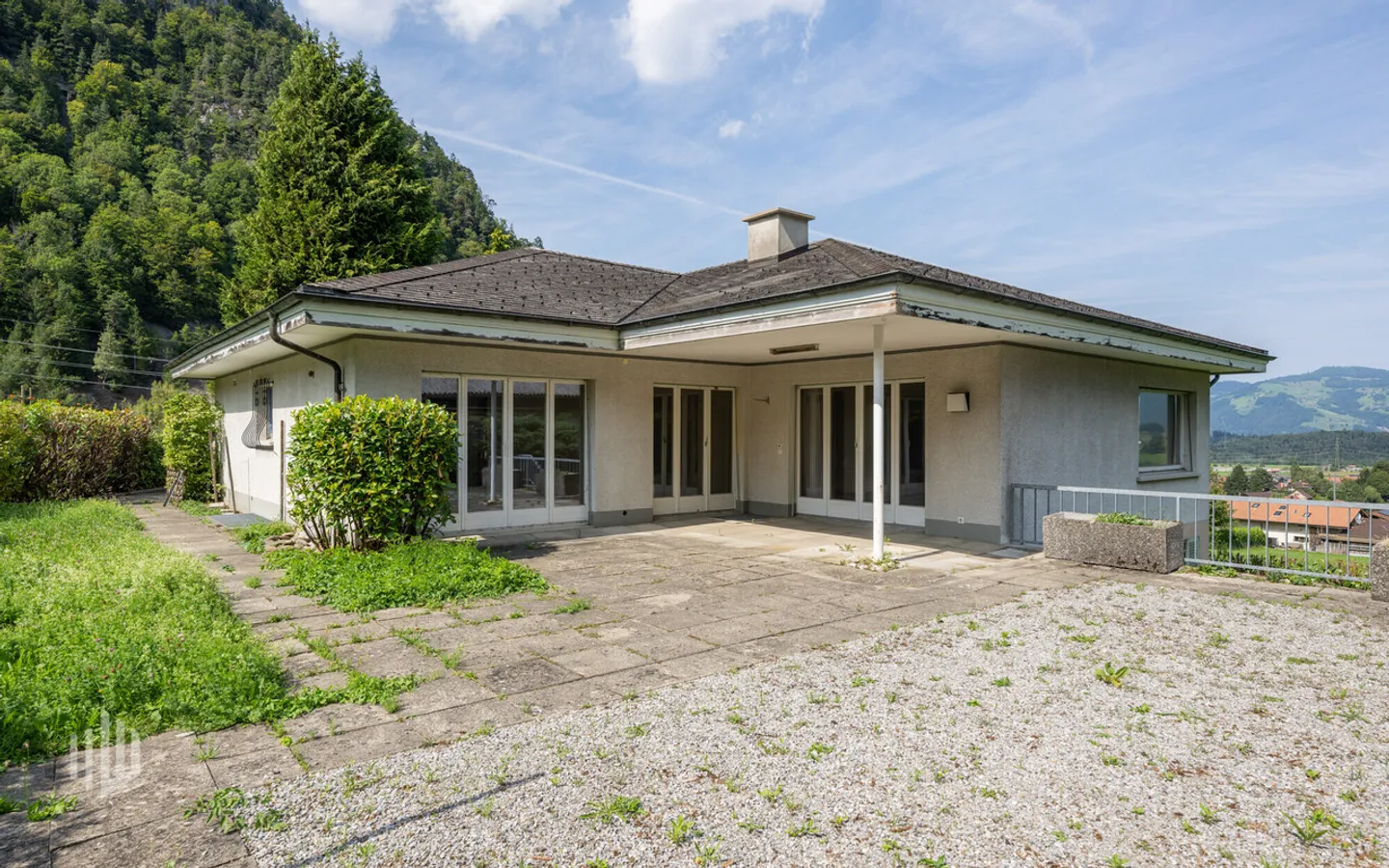ImmoWyss - Grande casa unifamiliare in una posizione tranquilla con grande potenziale - Foto 1 di 13