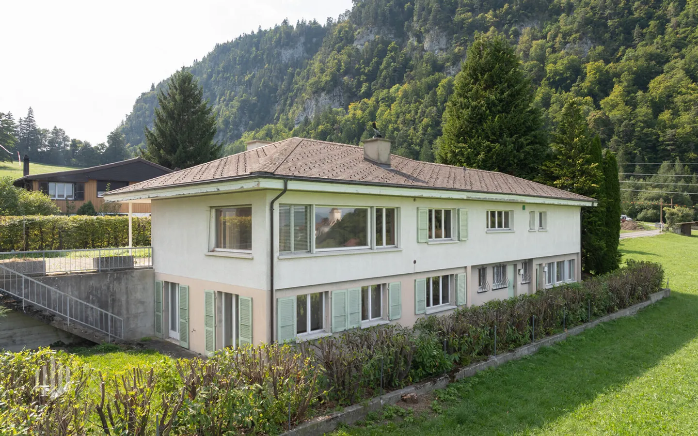 ImmoWyss - Grande casa unifamiliare in una posizione tranquilla con grande potenziale - Foto 2 di 13