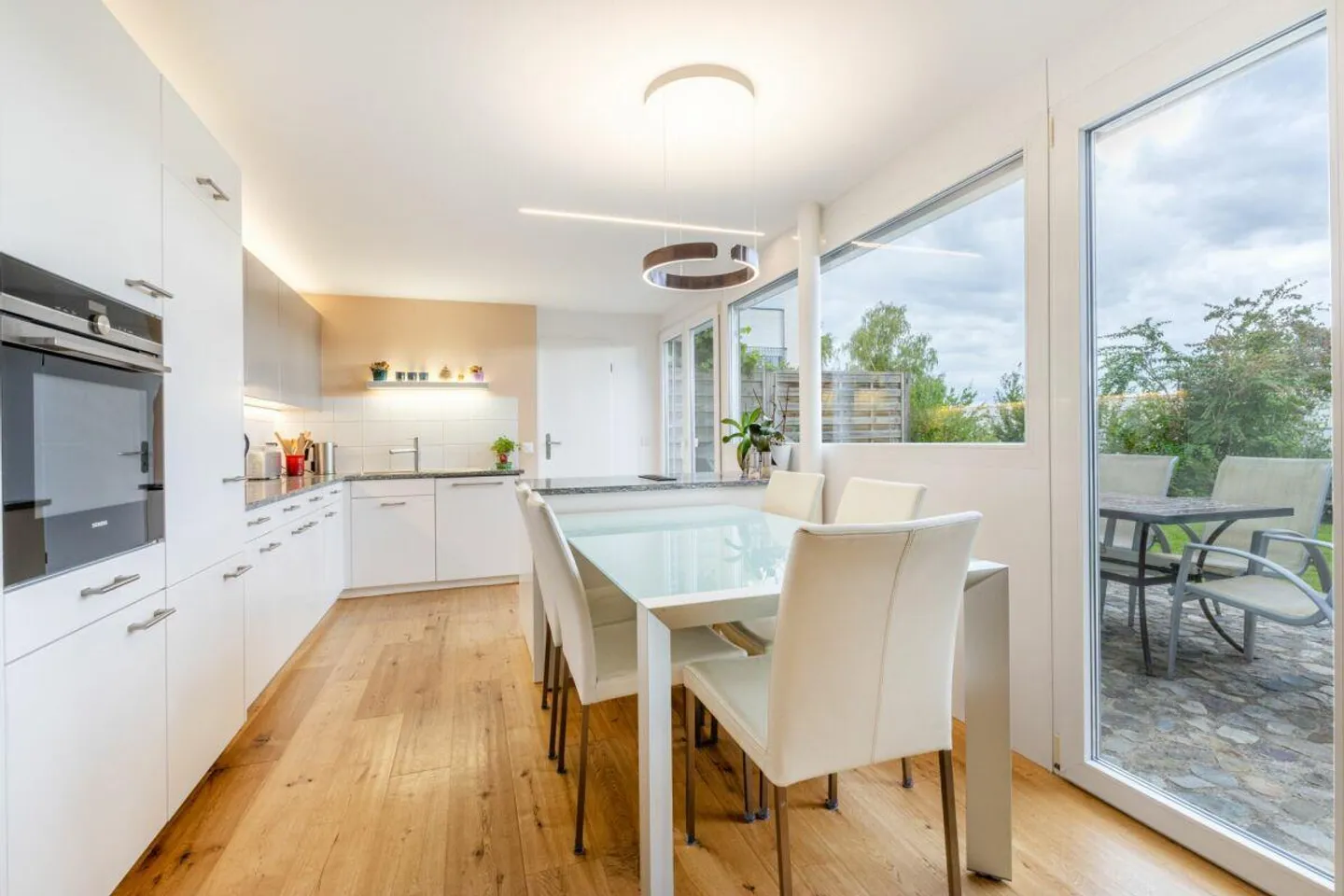 Renovierte 4.5-Zimmer-Gartenwohnung mit Weitsicht in Bassersdorf - Foto 5 von 13