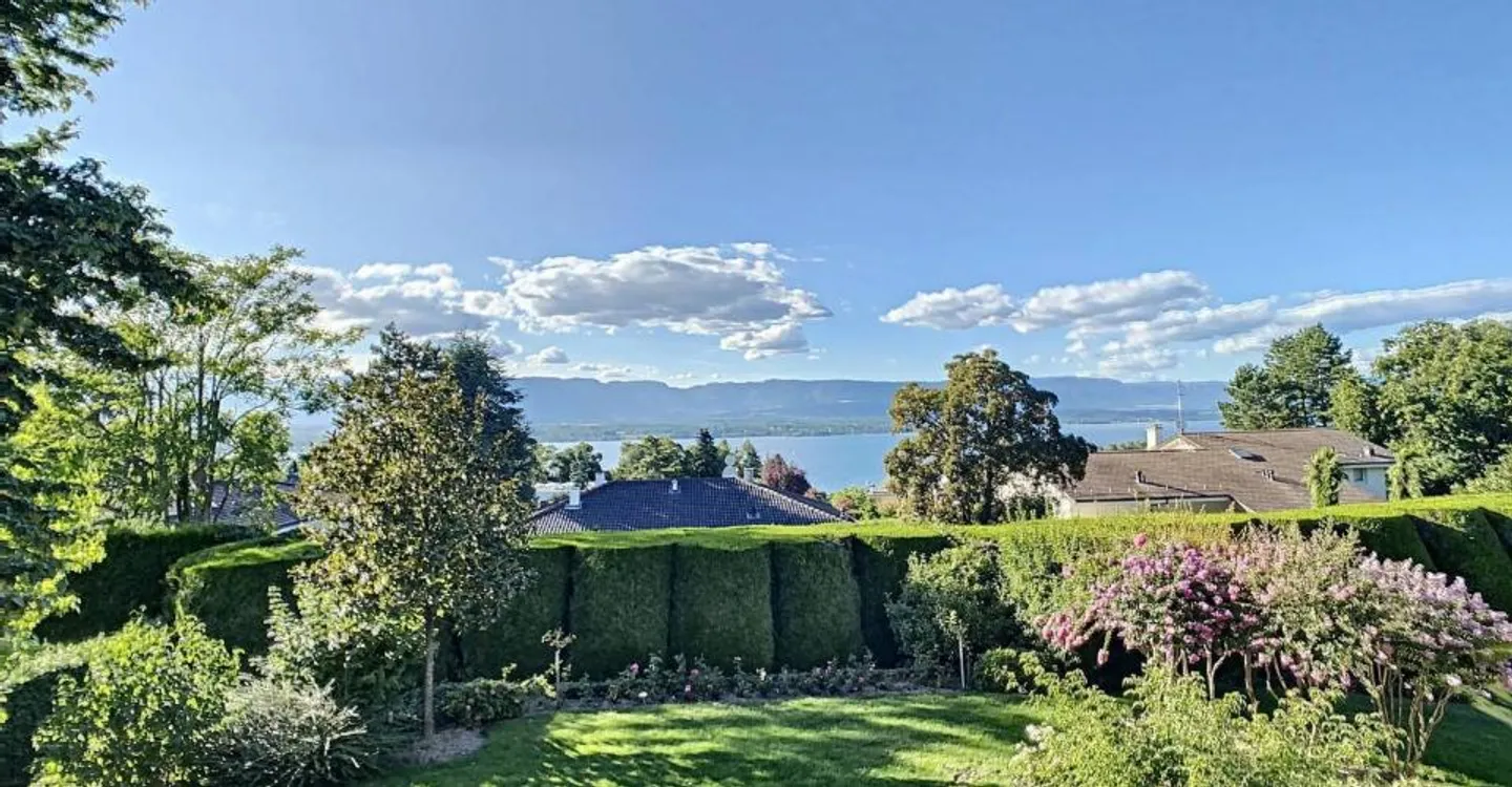Charmante villa à rénover avec vue sur lac - Photo 1 sur 7