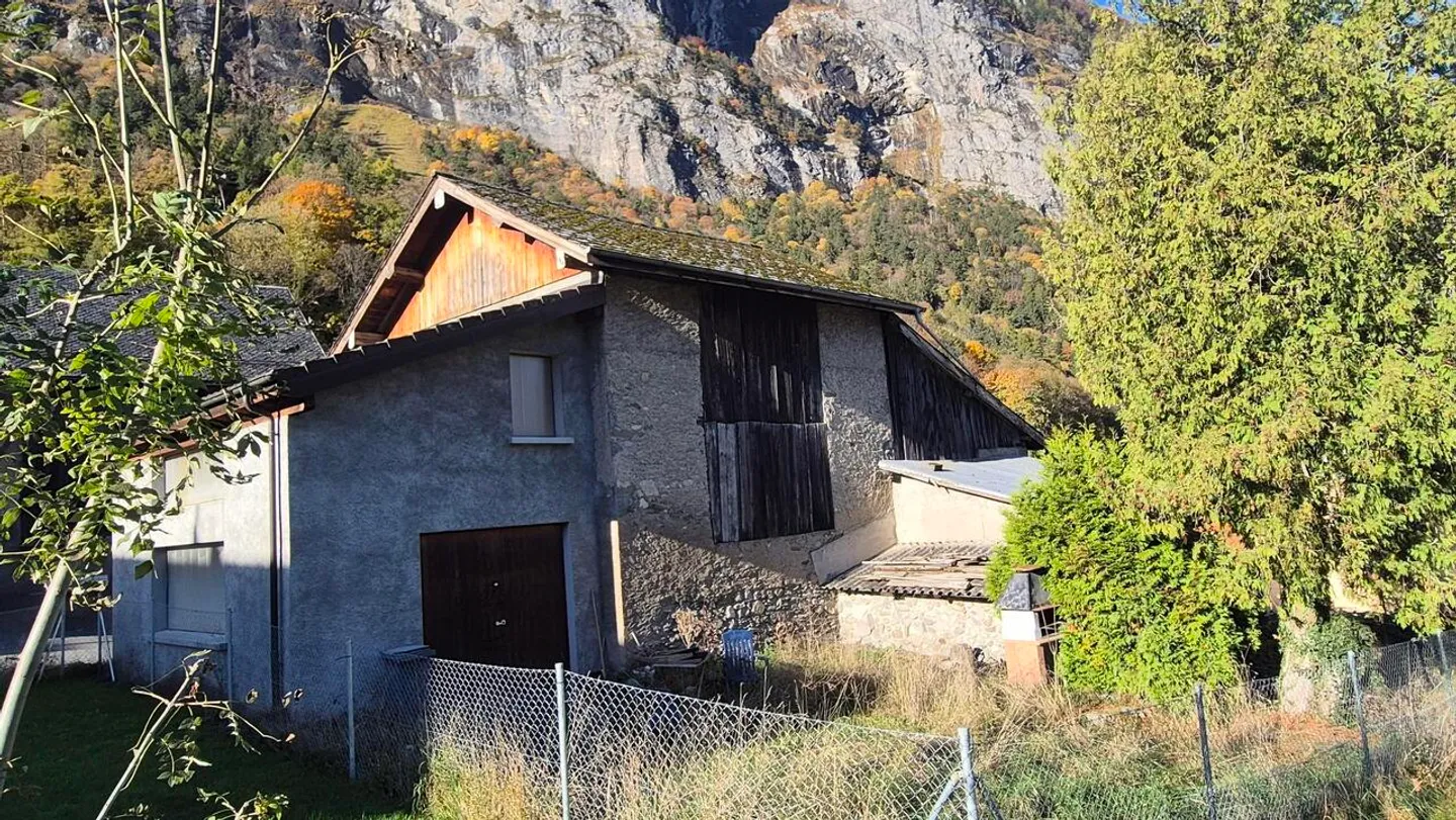 Très grande grange à rénover - Photo 1 sur 2