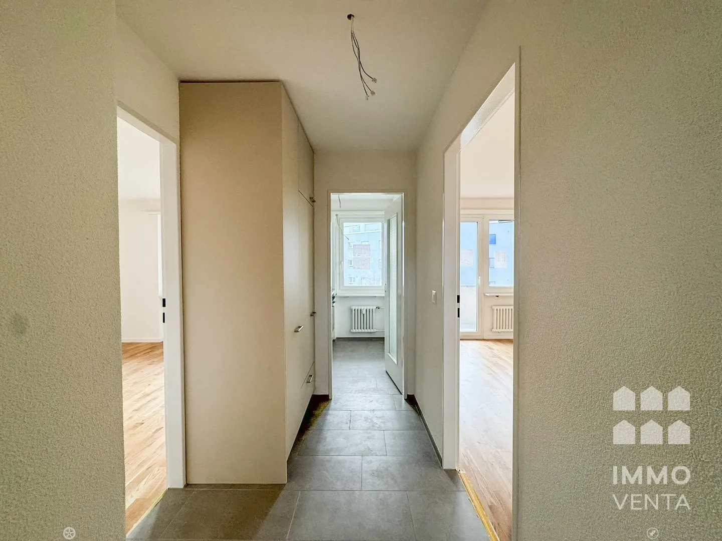 Fully renovated 2-room apartment for rent in Biel - Photo 2 of 8