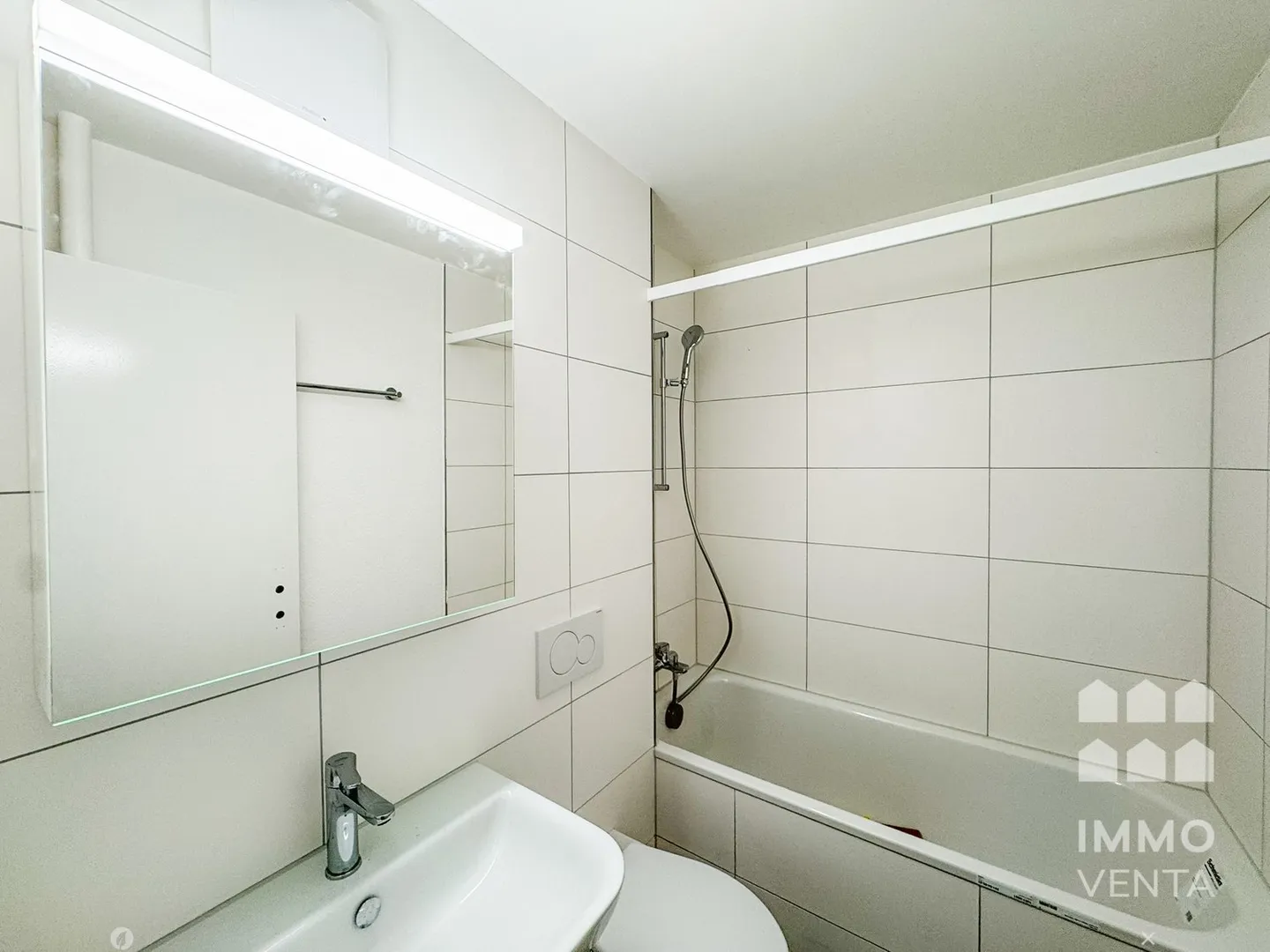 Fully renovated 2-room apartment for rent in Biel - Photo 6 of 8