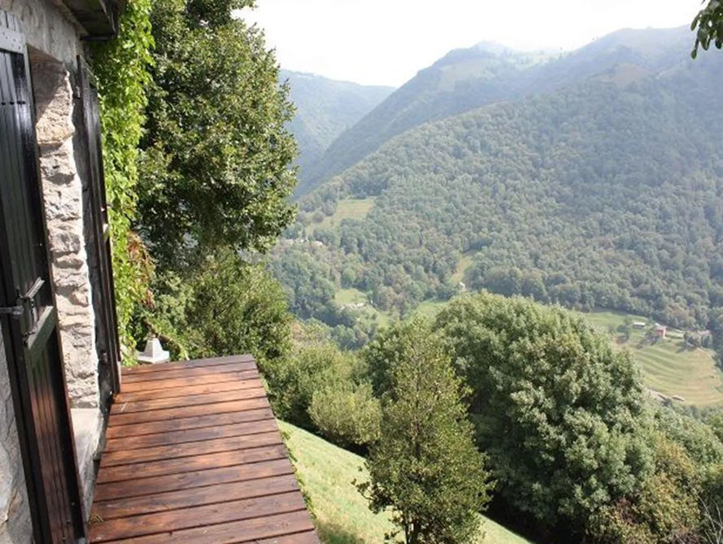 5 1/2-Room Rustic House in a Secluded Location with 10,000 m2 of Meadow Land - Photo 12 of 13