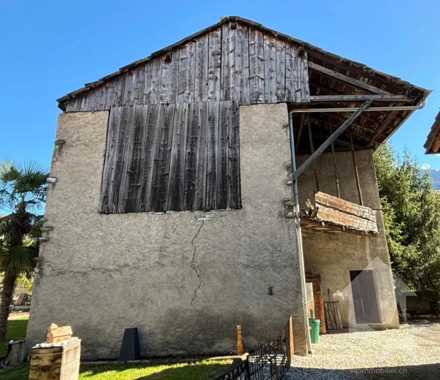 Pretty barn of 605 m3 to renovate completely - Photo 1 of 4
