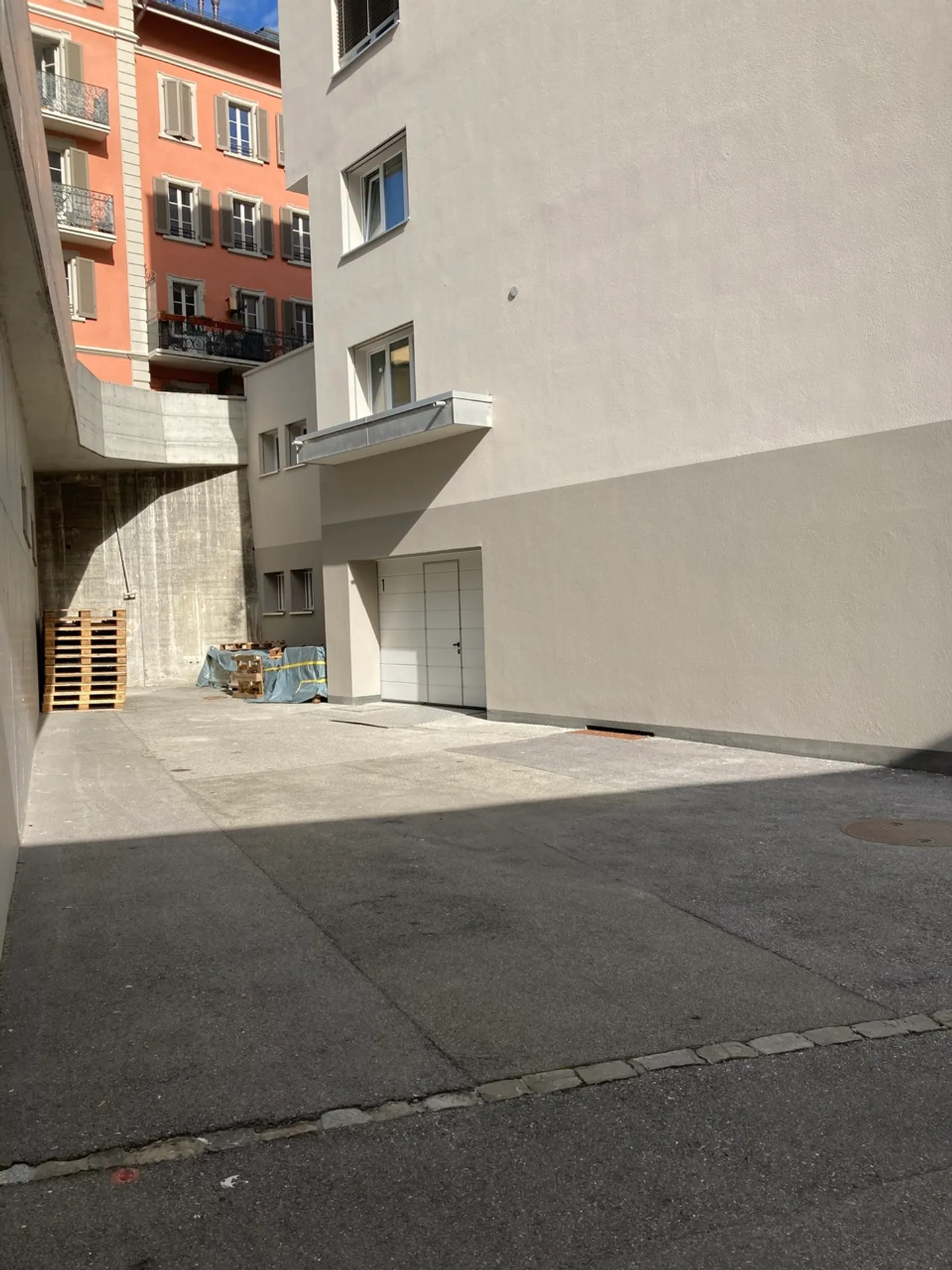 Local/dépôt au plein coeur de Fribourg, accessible pour camion - Photo 2 sur 3