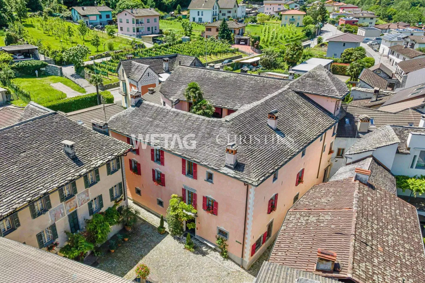Lake Maggiore: Impressive historic villa for sale in Golino - Photo 1 of 13