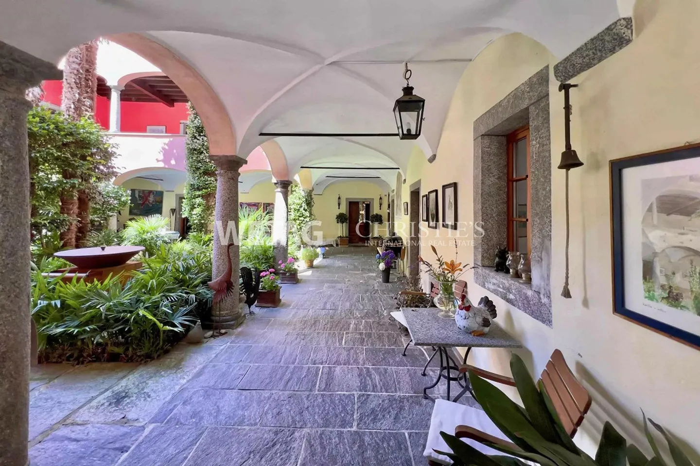 Lake Maggiore: Impressive historic villa for sale in Golino - Photo 3 of 13