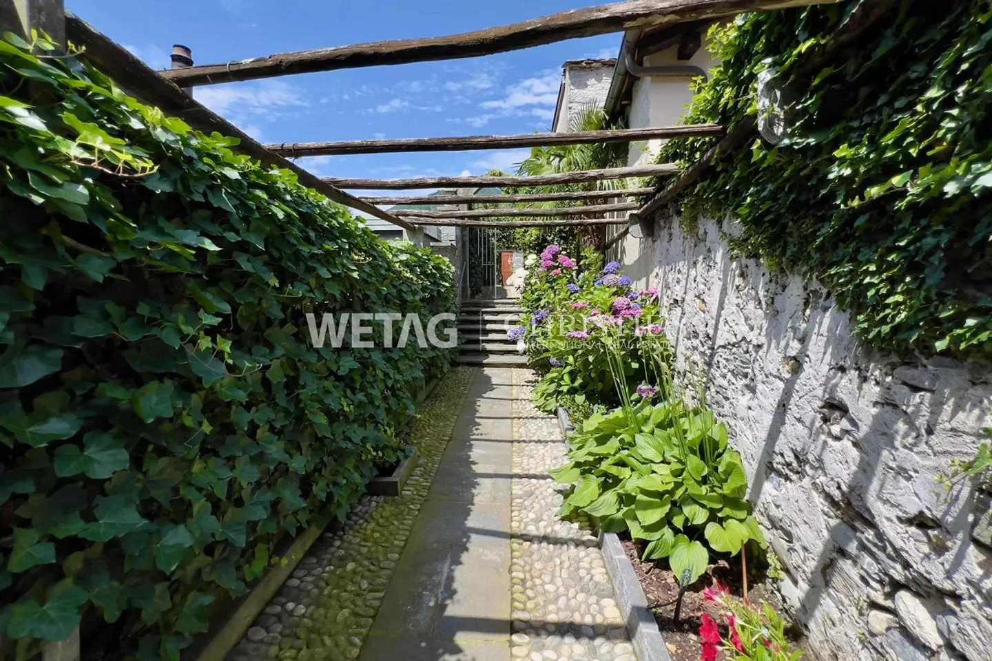 Lake Maggiore: Impressive historic villa for sale in Golino - Photo 12 of 13