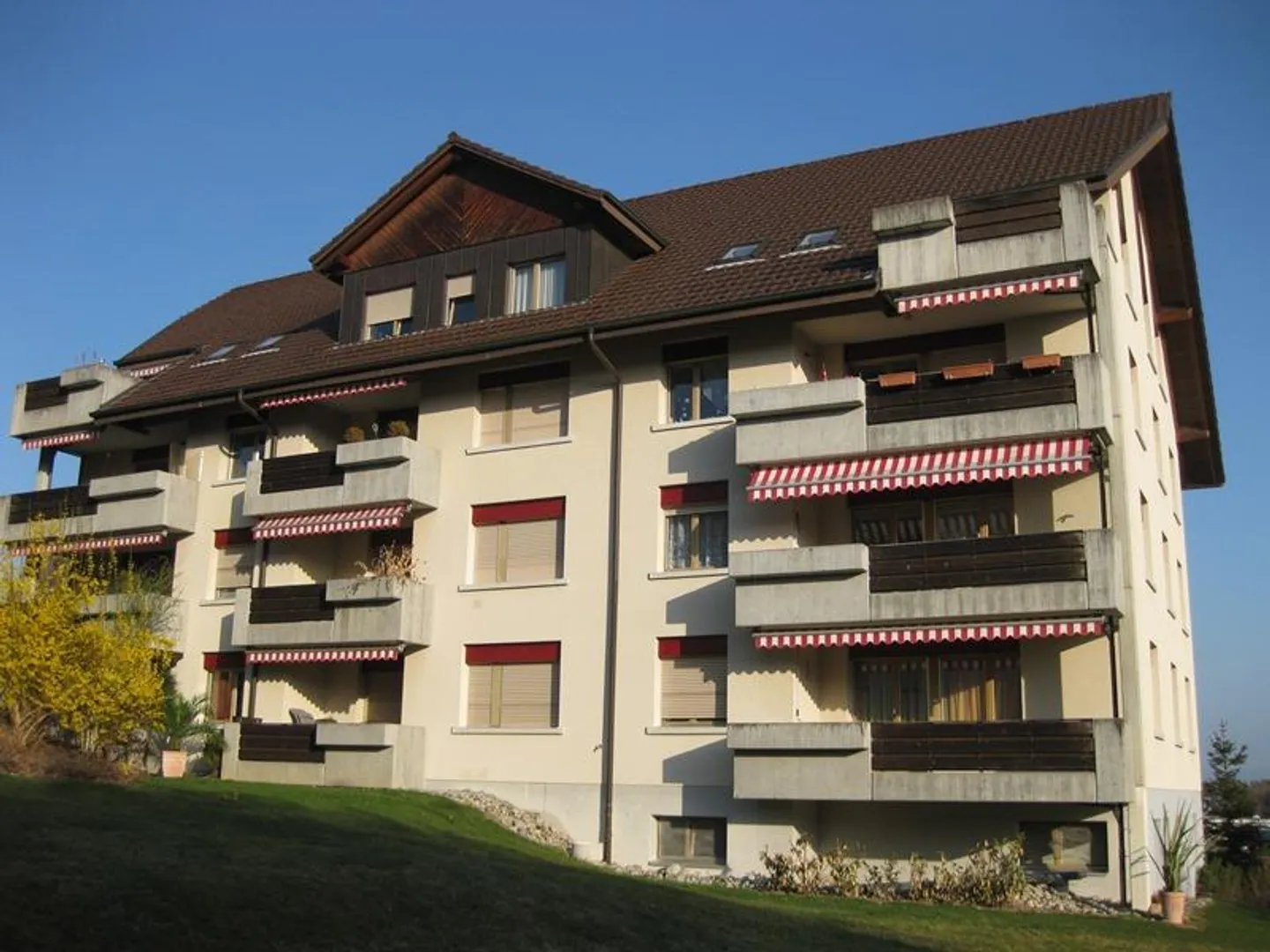 Wohnen an sonniger Lage in Düdingen - Foto 1 von 4