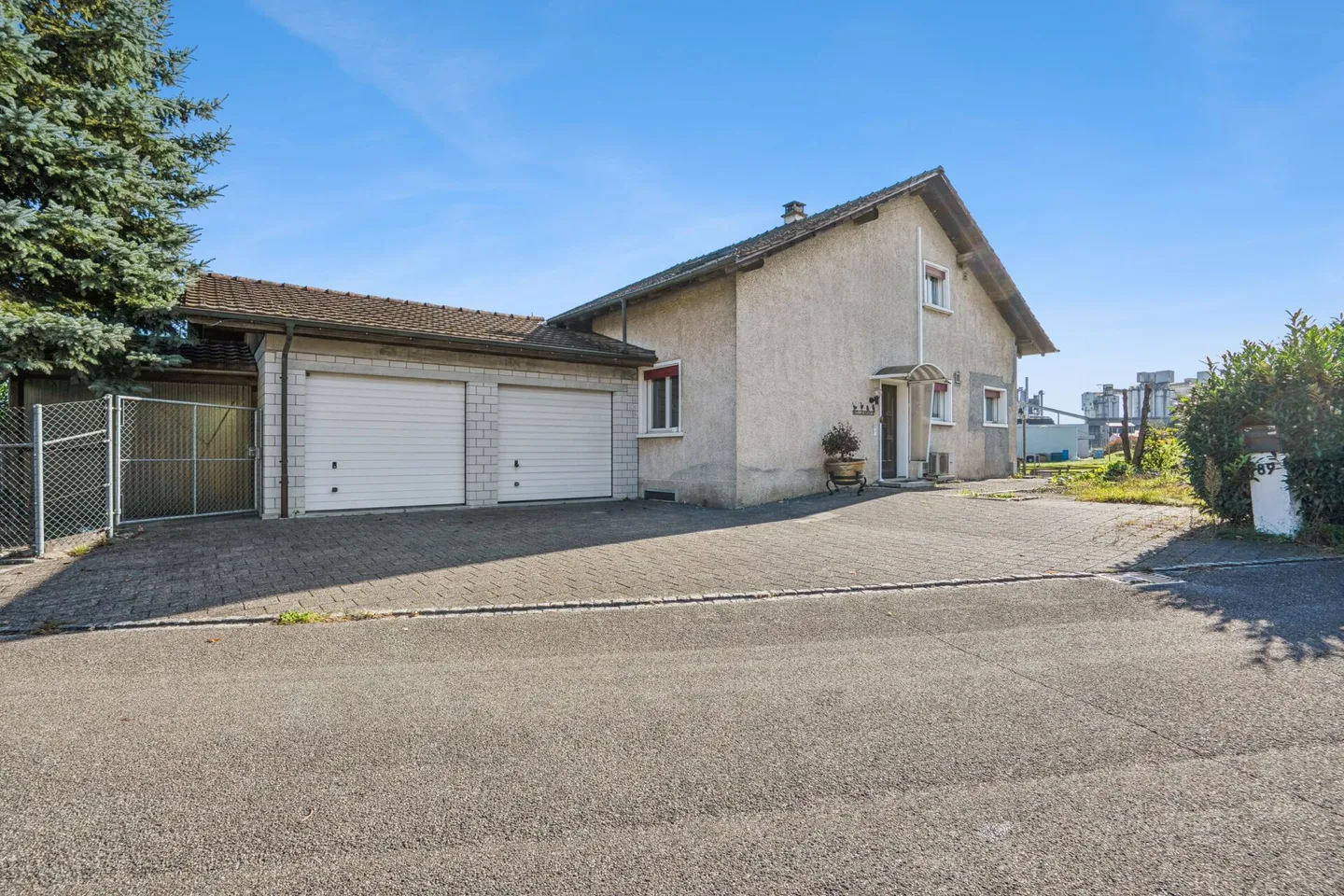 Single-family house with generous plot & versatile usage options - Photo 30 of 32