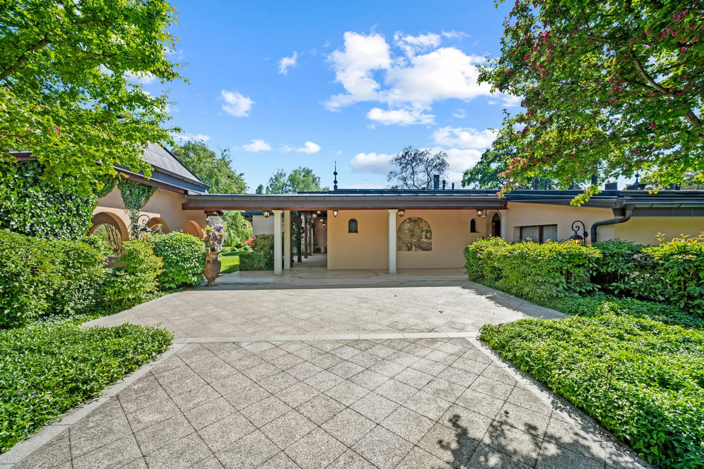 Exceptional property of 2 hectares, pond, river, near Lausanne - Photo 2 of 16