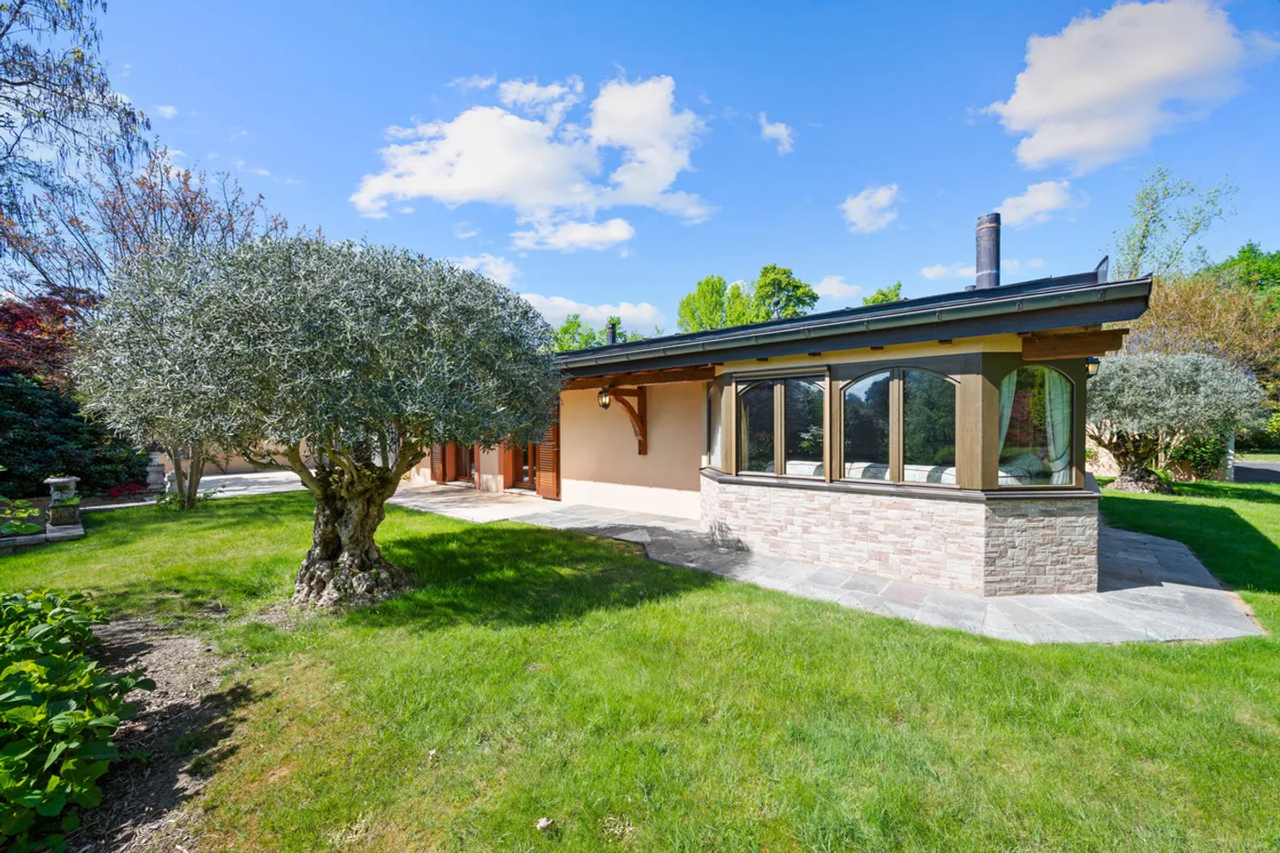 Exceptional property of 2 hectares, pond, river, near Lausanne - Photo 3 of 16