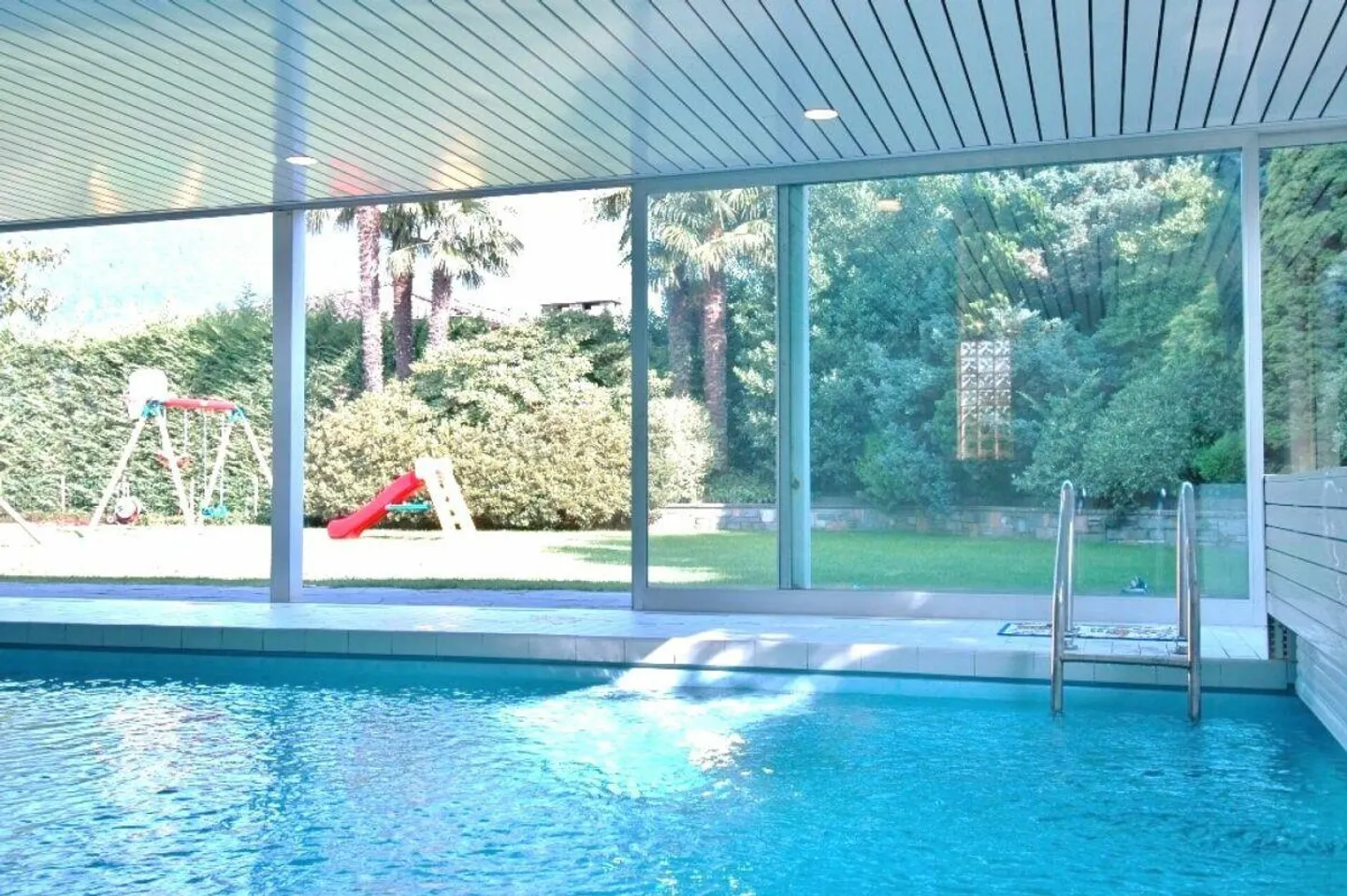 Magnifica villa con piscina interna - Foto 5 di 13