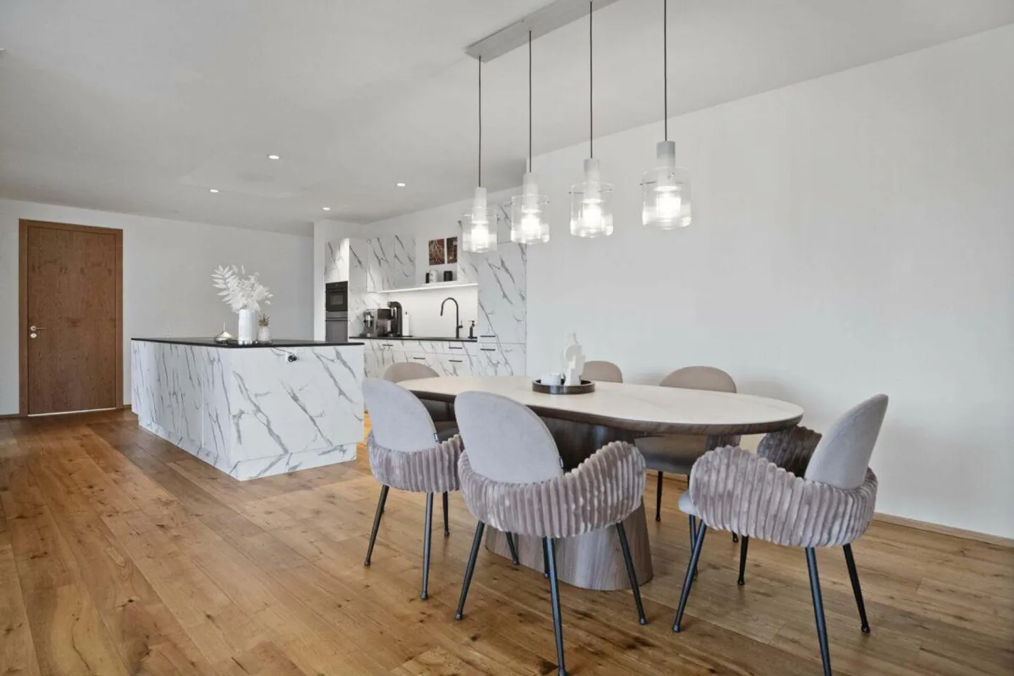 Appartamento moderno di 3,5 stanze (costruito nel 2023) con grande loggia, parcheggio sotterraneo... - Foto 6 di 16