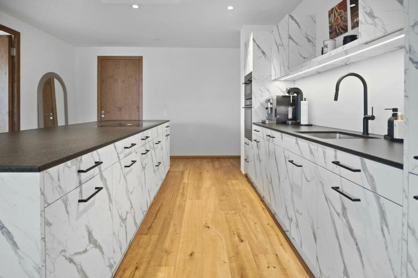 Appartamento moderno di 3,5 stanze (costruito nel 2023) con grande loggia, parcheggio sotterraneo... - Foto 8 di 16