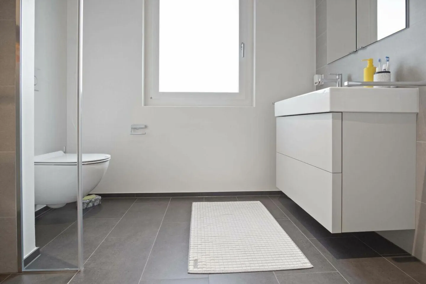 Appartamento moderno di 3,5 stanze (costruito nel 2023) con grande loggia, parcheggio sotterraneo... - Foto 12 di 16