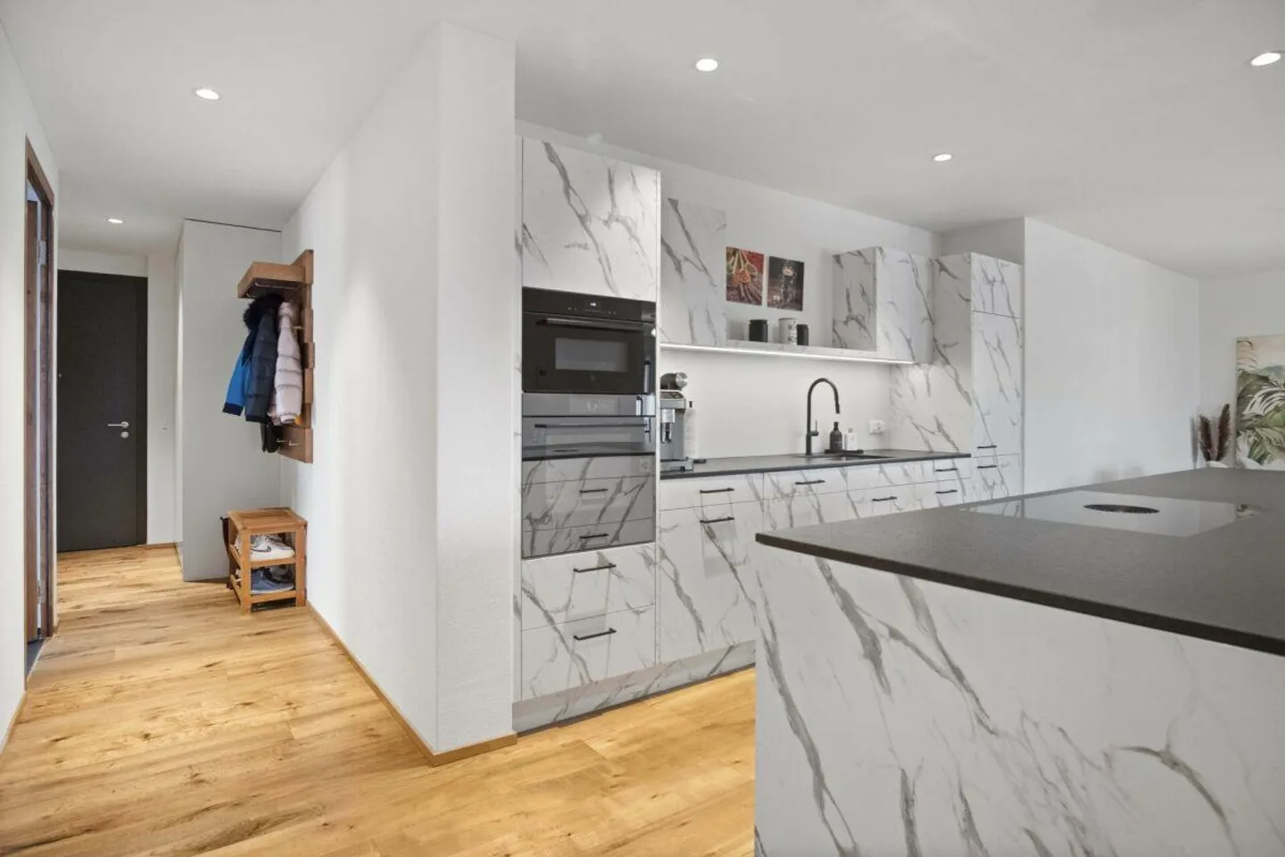 Appartamento moderno di 3,5 stanze (costruito nel 2023) con grande loggia, parcheggio sotterraneo... - Foto 10 di 16