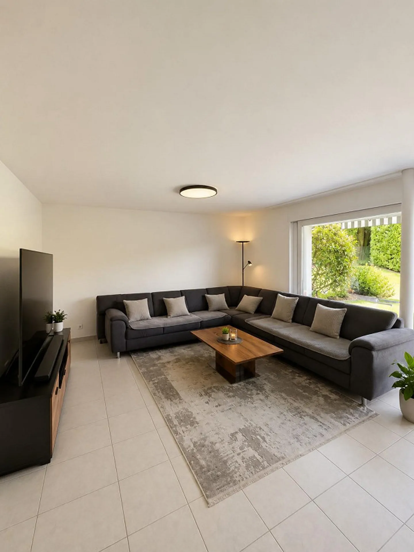 Spacious 4½-Room Garden Apartment - Photo 1 of 9