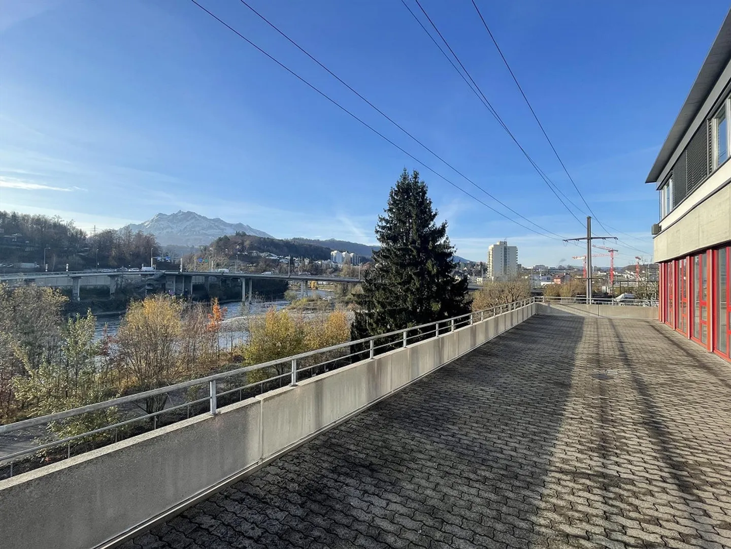 Immobile commerciale con vista sul Pilatus – La tua nuova sede - Foto 3 di 4
