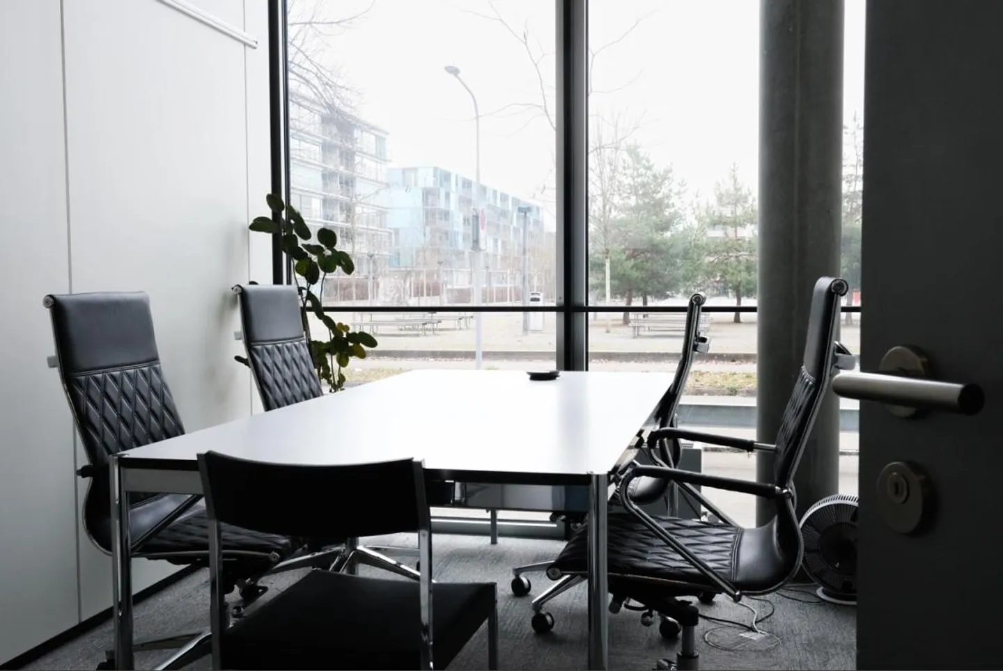 Bureaux exclusifs avec co-working, restaurant et salles de conférence - Photo 3 sur 4