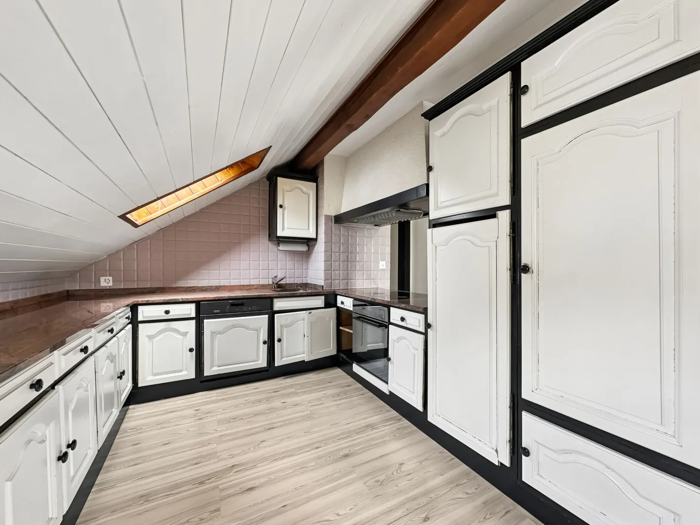 Apartment with 5.5 rooms in the attic, opposite the Thielle - Photo 3 of 16