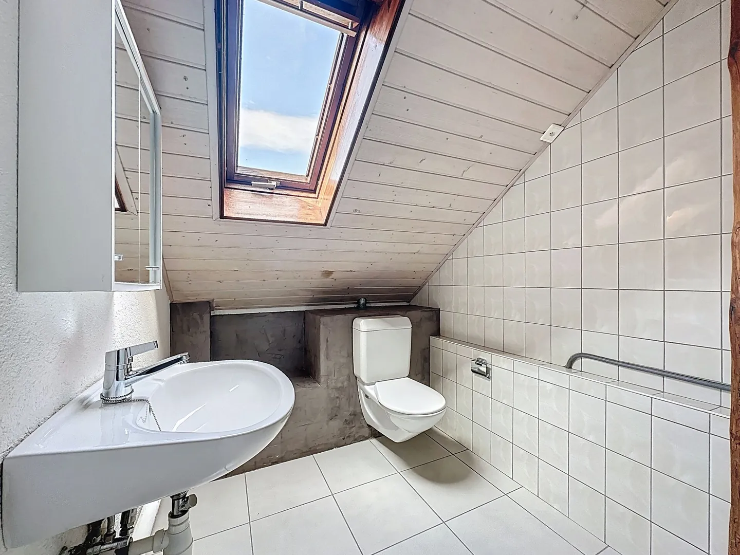 Apartment with 5.5 rooms in the attic, opposite the Thielle - Photo 13 of 16