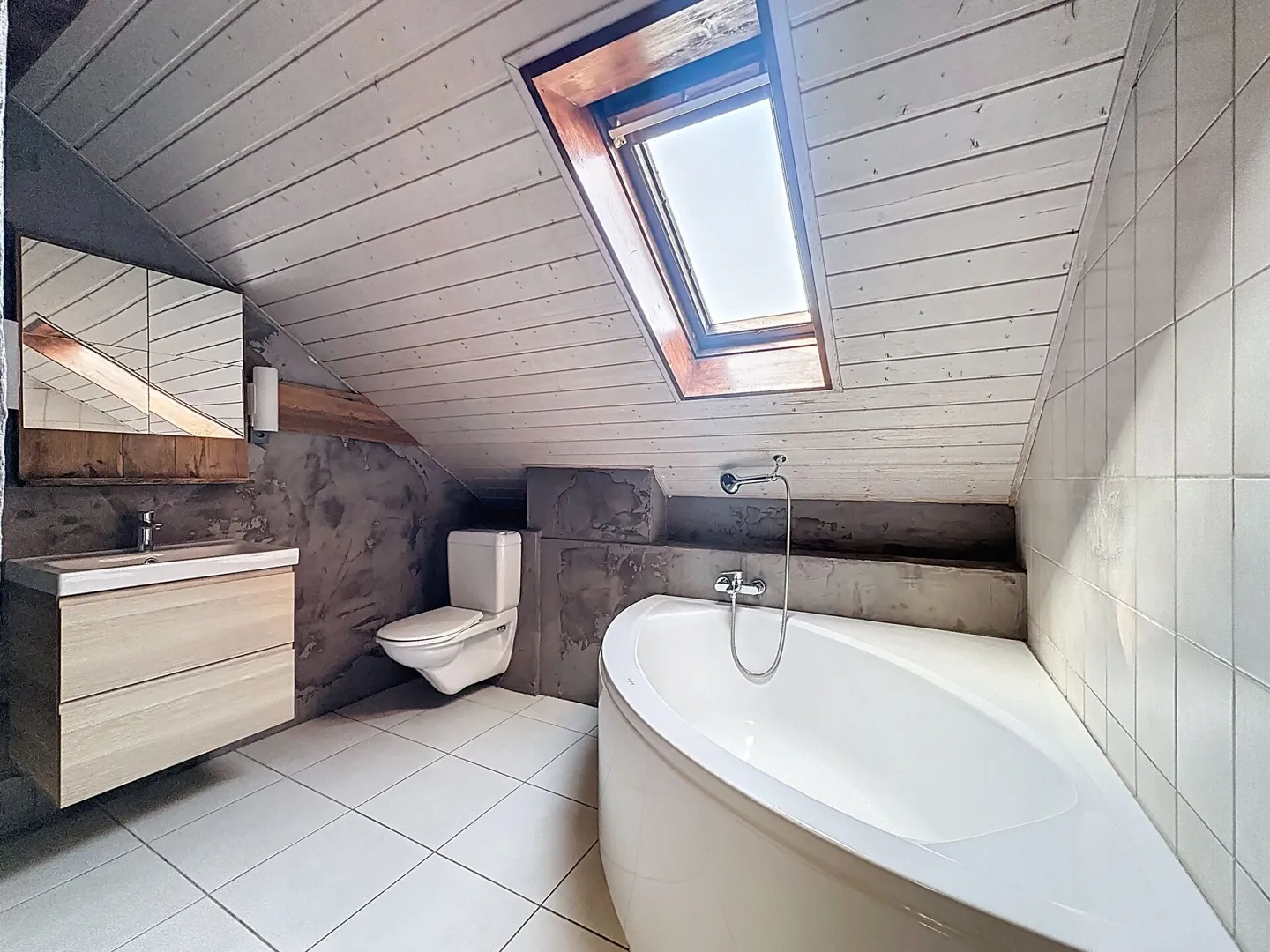 Apartment with 5.5 rooms in the attic, opposite the Thielle - Photo 14 of 16