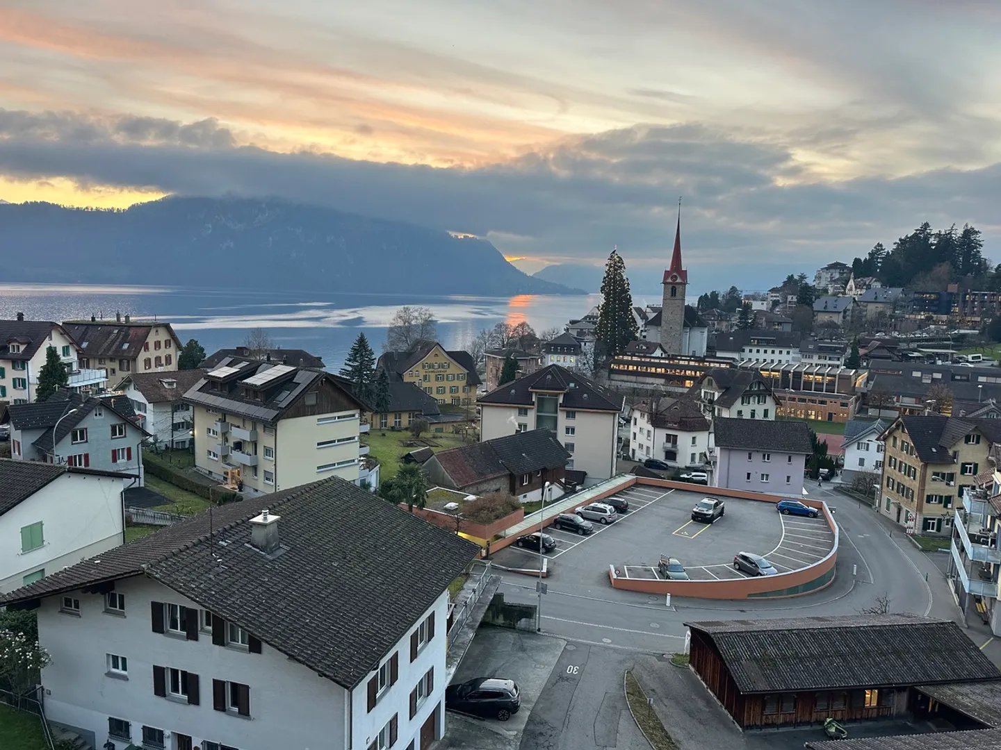 Exclusive 3.5-room apartment on the 4th floor with lake view - Photo 1 of 9